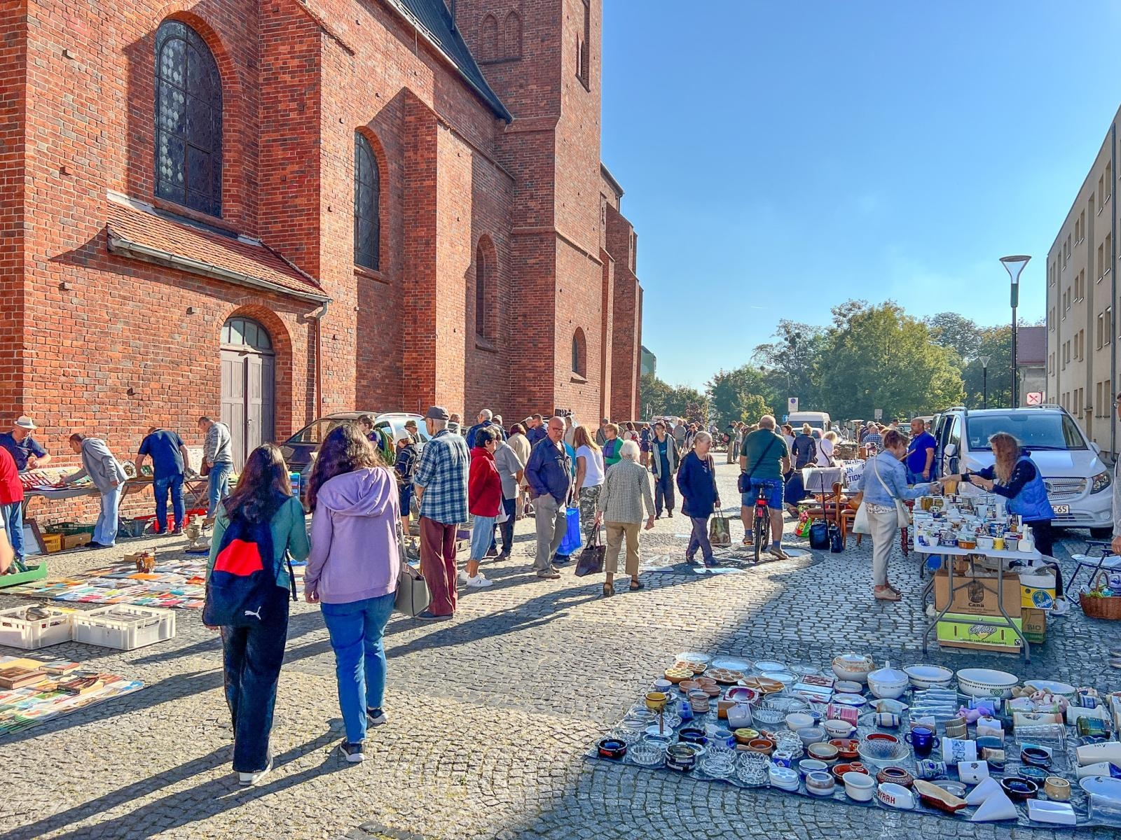 Zdjęcie w galerii na portalu naszraciborz.pl: Antyki, starocie i ciuchy. Sobotni targ i bazarek wiadomości z regionu