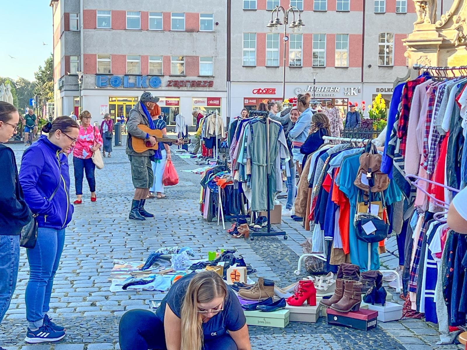 Zdjęcie w galerii na portalu naszraciborz.pl: Antyki, starocie i ciuchy. Sobotni targ i bazarek wiadomości z regionu
