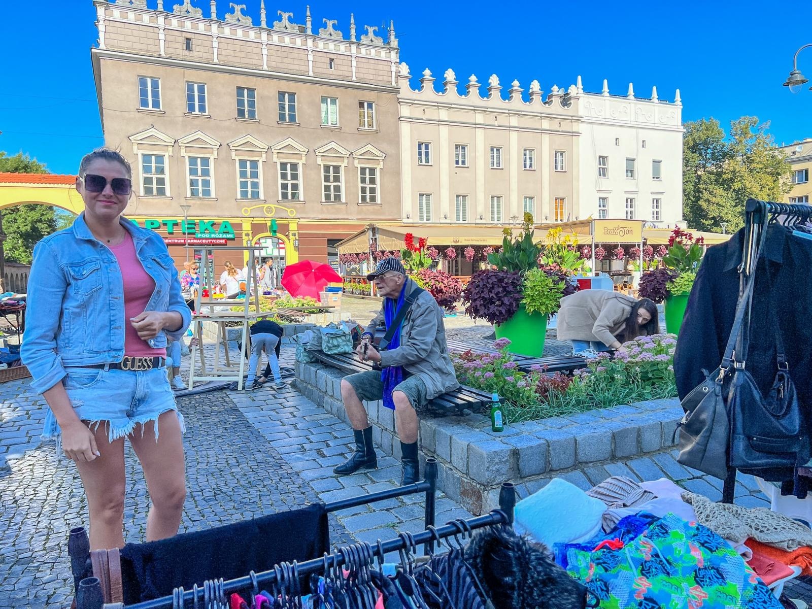 Zdjęcie w galerii na portalu naszraciborz.pl: Antyki, starocie i ciuchy. Sobotni targ i bazarek wiadomości z regionu