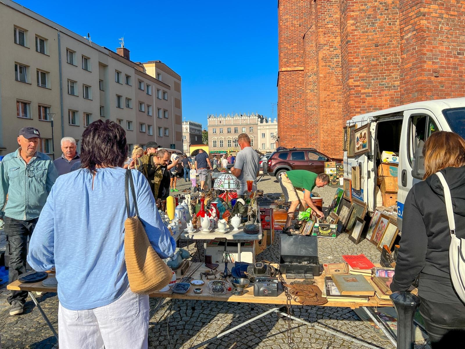 Zdjęcie w galerii na portalu naszraciborz.pl: Antyki, starocie i ciuchy. Sobotni targ i bazarek wiadomości z regionu