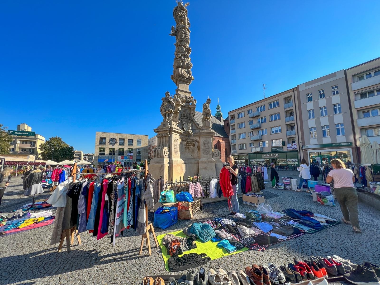 Zdjęcie w galerii na portalu naszraciborz.pl: Antyki, starocie i ciuchy. Sobotni targ i bazarek wiadomości z regionu