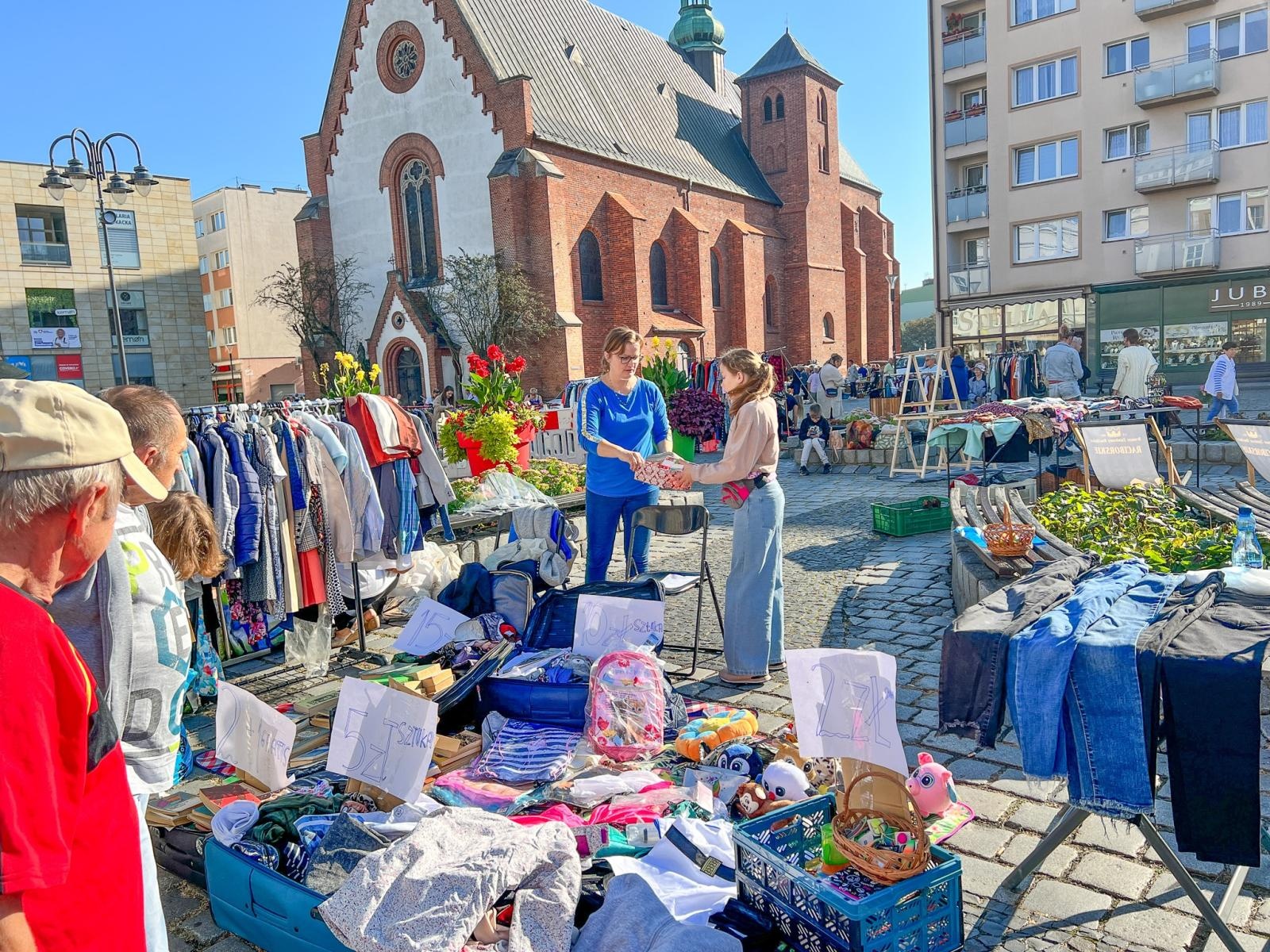 Zdjęcie w galerii na portalu naszraciborz.pl: Antyki, starocie i ciuchy. Sobotni targ i bazarek wiadomości z regionu