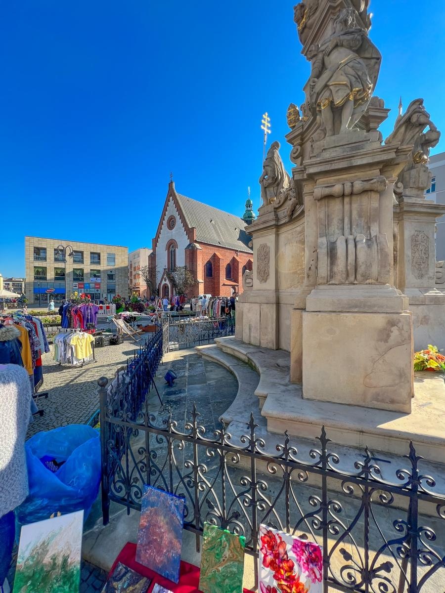 Zdjęcie w galerii na portalu naszraciborz.pl: Antyki, starocie i ciuchy. Sobotni targ i bazarek wiadomości z regionu