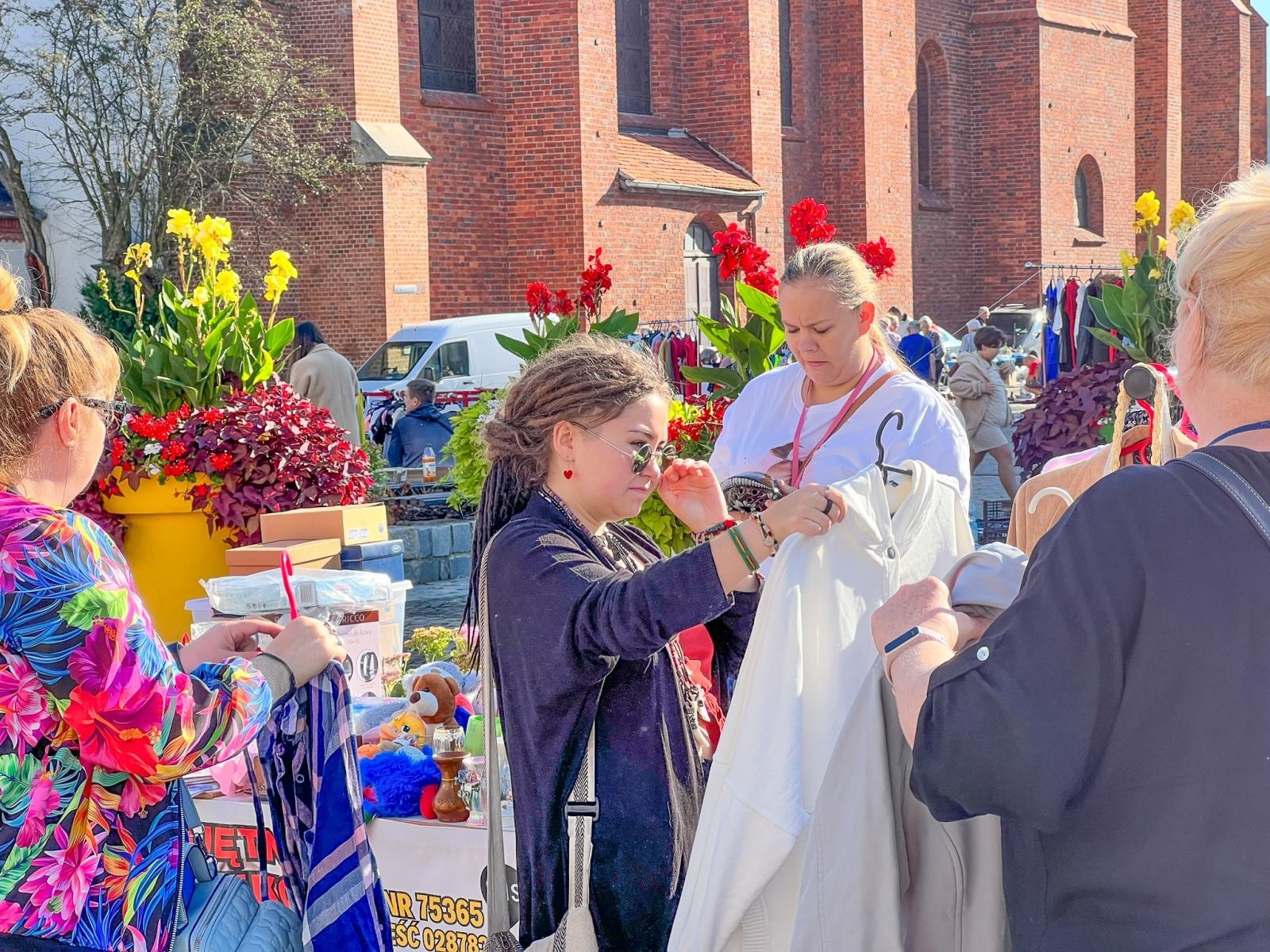 Zdjęcie w galerii na portalu naszraciborz.pl: Antyki, starocie i ciuchy. Sobotni targ i bazarek wiadomości z regionu