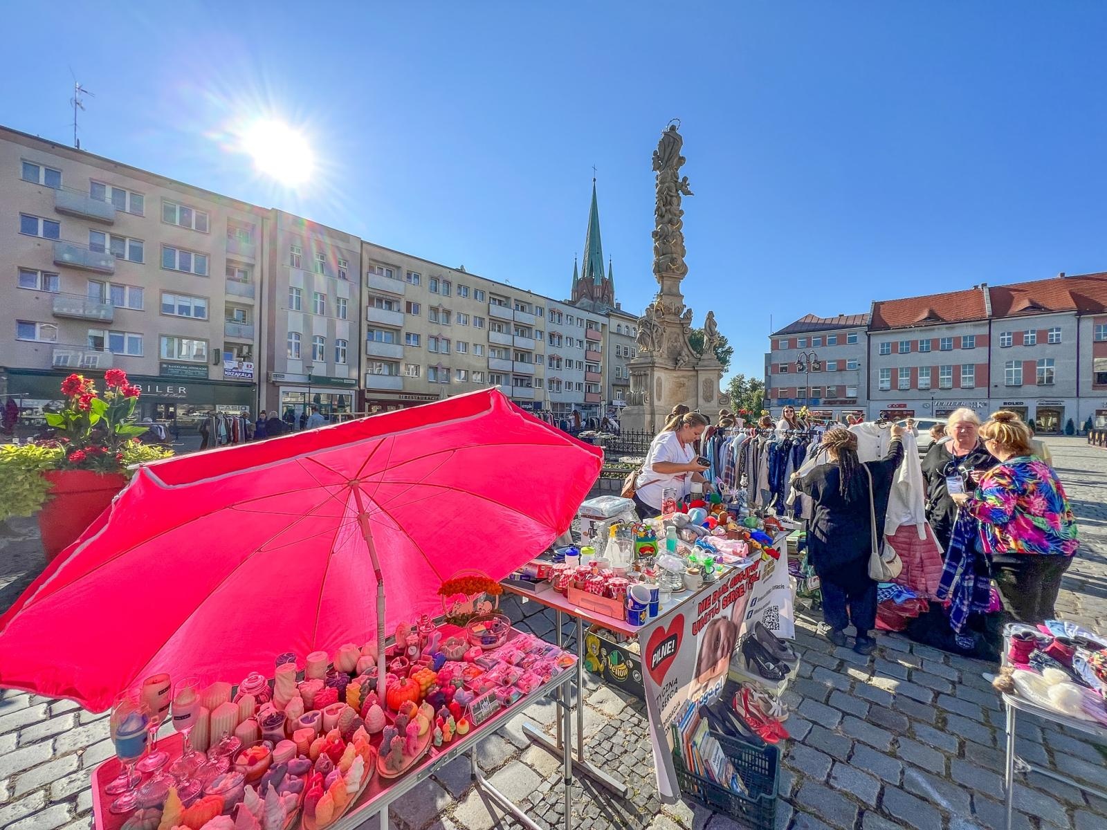 Zdjęcie w galerii na portalu naszraciborz.pl: Antyki, starocie i ciuchy. Sobotni targ i bazarek wiadomości z regionu