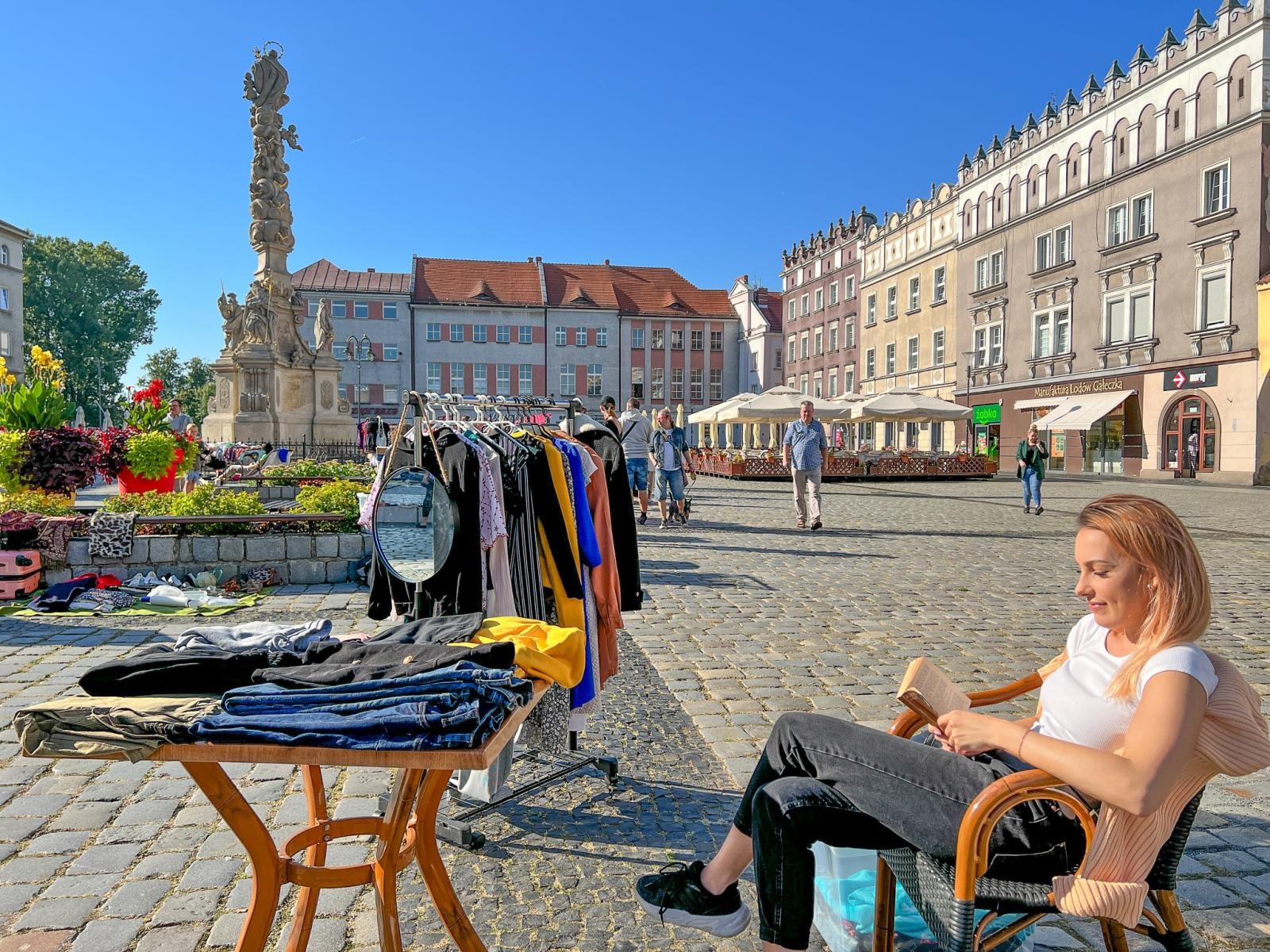 Zdjęcie w galerii na portalu naszraciborz.pl: Antyki, starocie i ciuchy. Sobotni targ i bazarek wiadomości z regionu