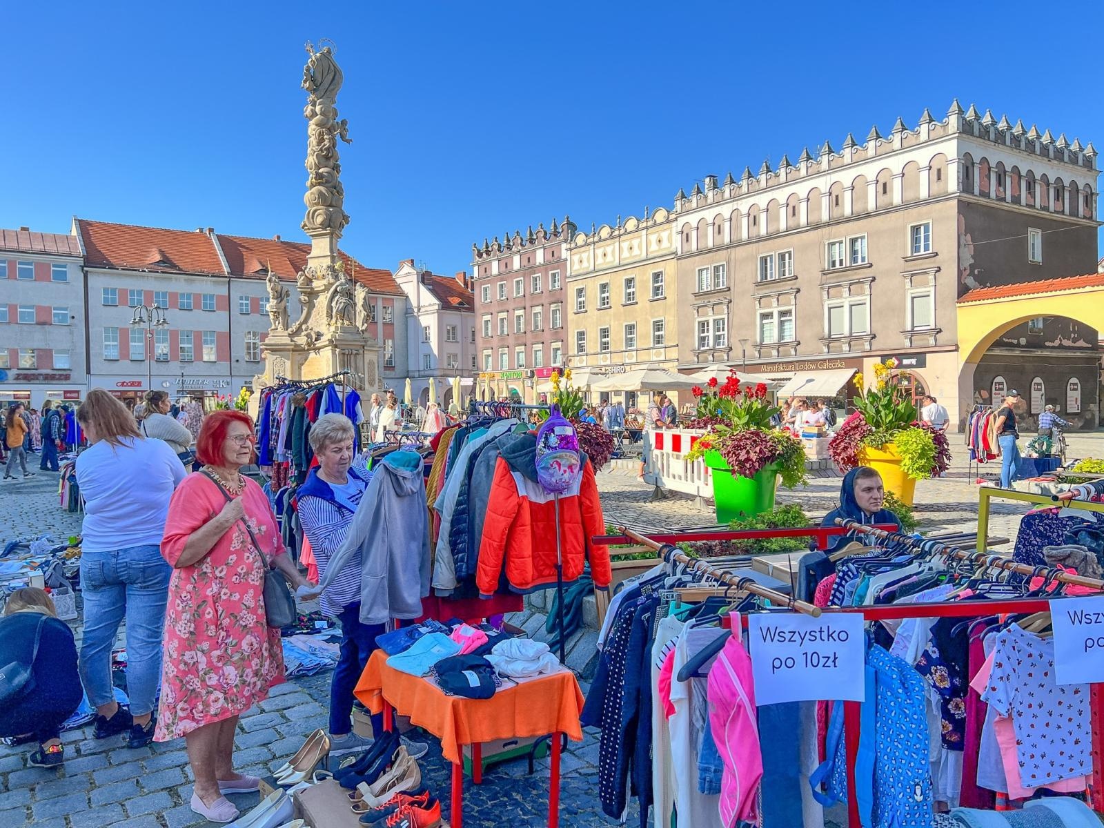 Zdjęcie w galerii na portalu naszraciborz.pl: Antyki, starocie i ciuchy. Sobotni targ i bazarek wiadomości z regionu
