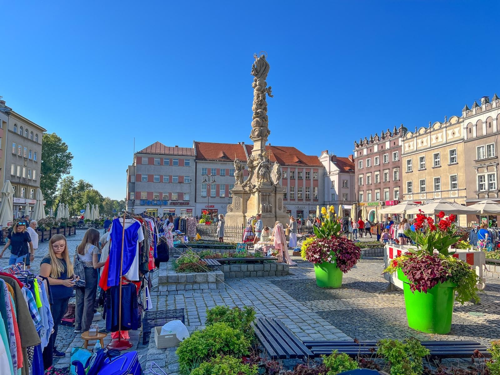 Zdjęcie w galerii na portalu naszraciborz.pl: Antyki, starocie i ciuchy. Sobotni targ i bazarek wiadomości z regionu