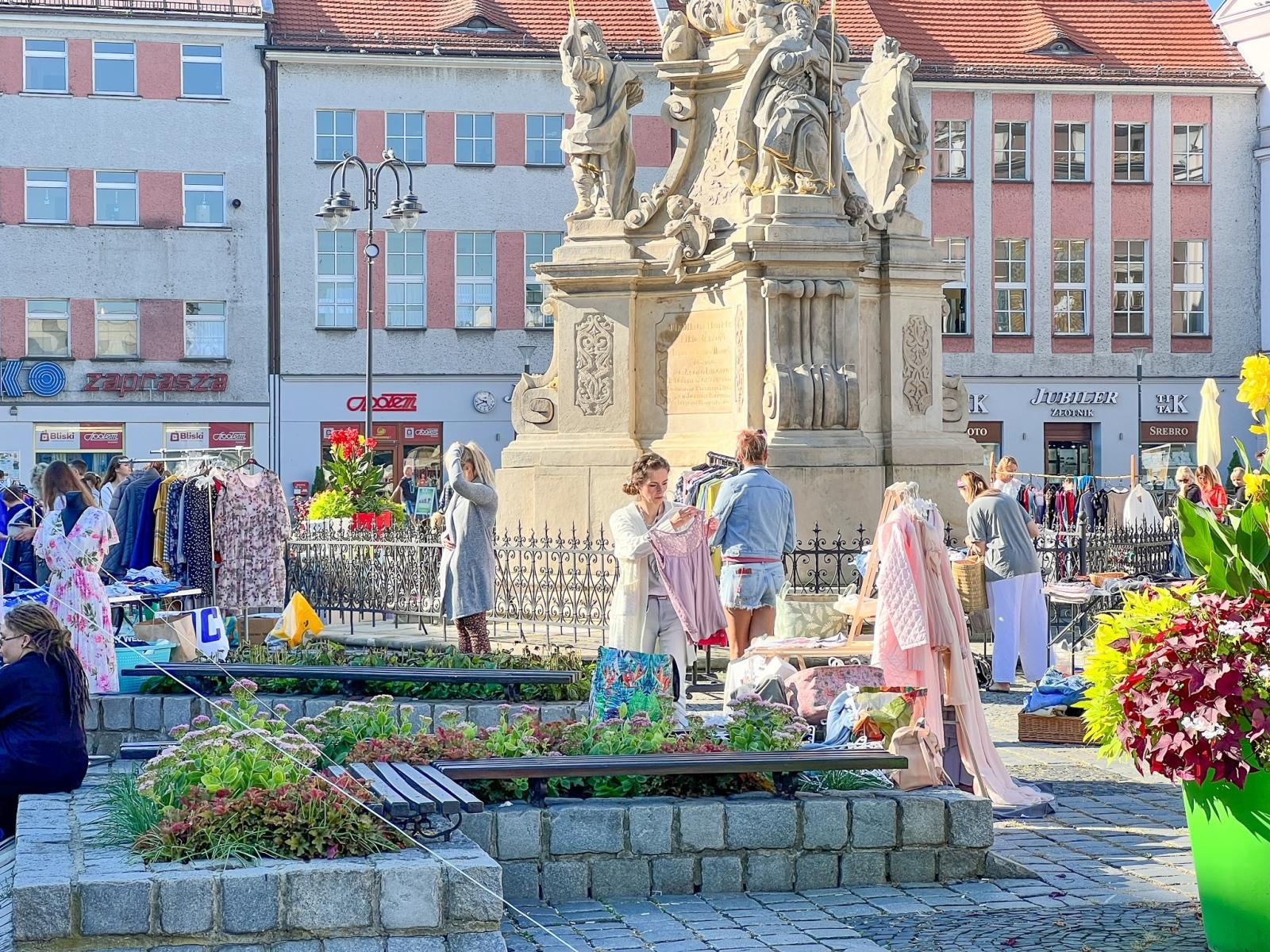 Zdjęcie w galerii na portalu naszraciborz.pl: Antyki, starocie i ciuchy. Sobotni targ i bazarek wiadomości z regionu