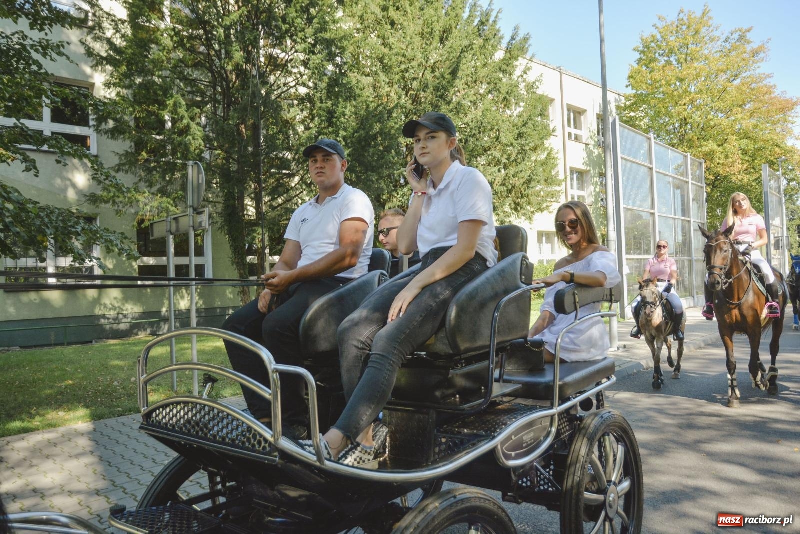 Zdjęcie w galerii na portalu naszraciborz.pl: Raciborski Hubertus. Parada konna przez miasto [FOTO i WIDEO] wiadomości z regionu