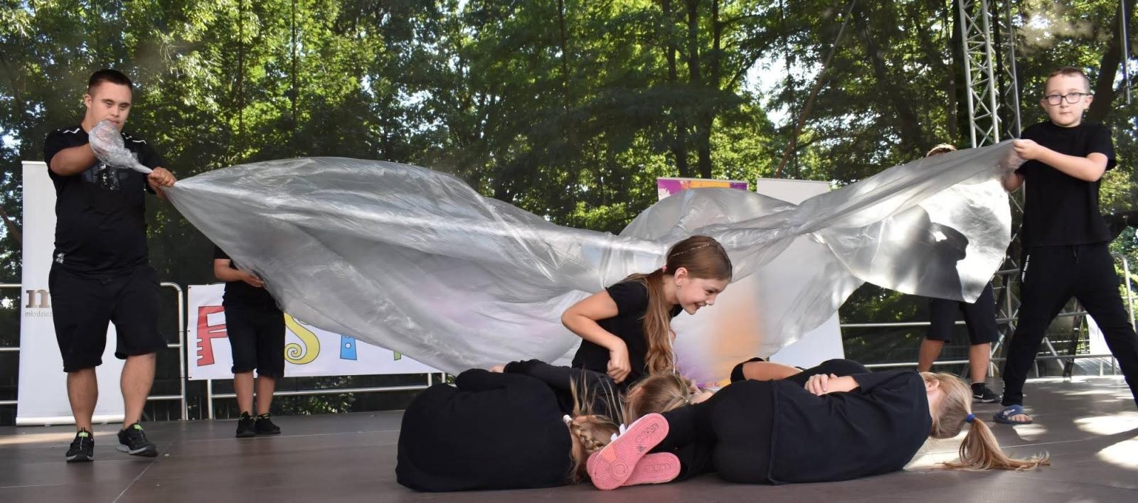 Zdjęcie w galerii na portalu naszraciborz.pl: Koła zainteresowań działające przy Młodzieżowym Domu Kultury zaprezentowały się na raciborskim zamku wiadomości z regionu