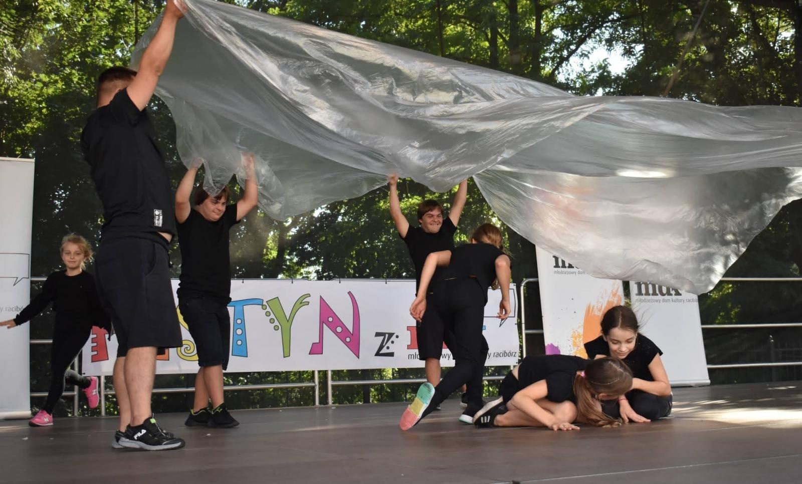 Zdjęcie w galerii na portalu naszraciborz.pl: Koła zainteresowań działające przy Młodzieżowym Domu Kultury zaprezentowały się na raciborskim zamku wiadomości z regionu