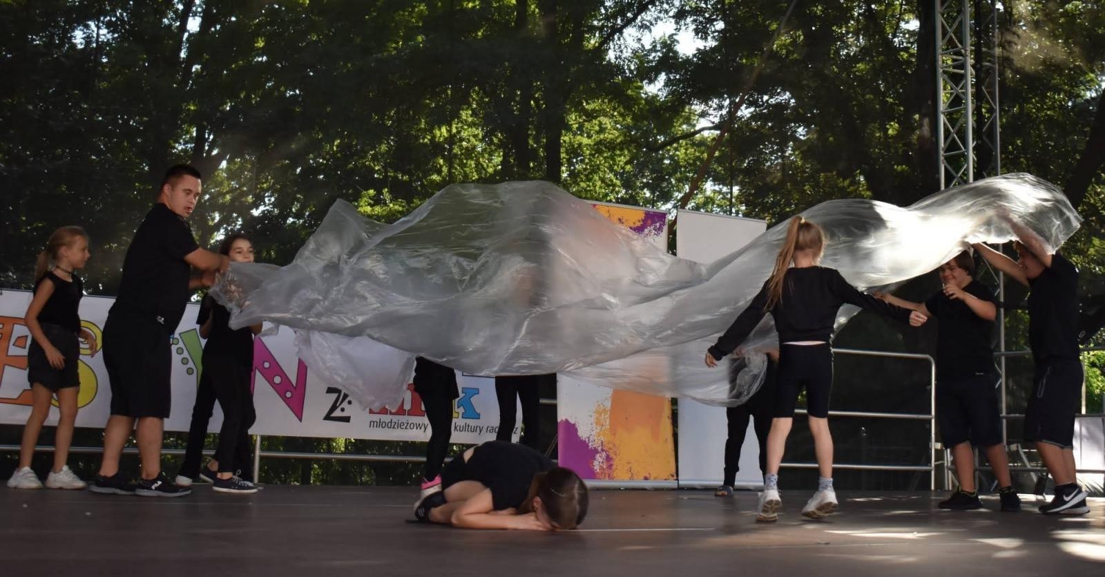 Zdjęcie w galerii na portalu naszraciborz.pl: Koła zainteresowań działające przy Młodzieżowym Domu Kultury zaprezentowały się na raciborskim zamku wiadomości z regionu