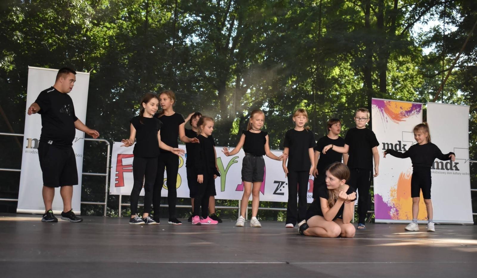 Zdjęcie w galerii na portalu naszraciborz.pl: Koła zainteresowań działające przy Młodzieżowym Domu Kultury zaprezentowały się na raciborskim zamku wiadomości z regionu