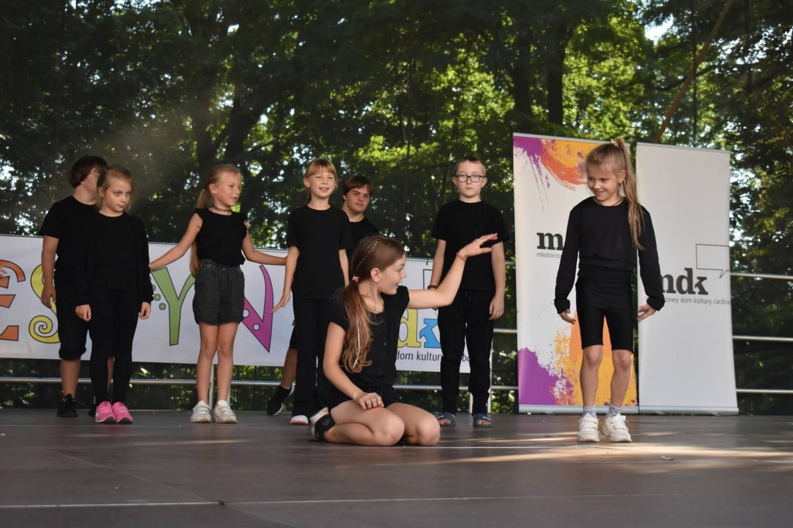 Zdjęcie w galerii na portalu naszraciborz.pl: Koła zainteresowań działające przy Młodzieżowym Domu Kultury zaprezentowały się na raciborskim zamku wiadomości z regionu