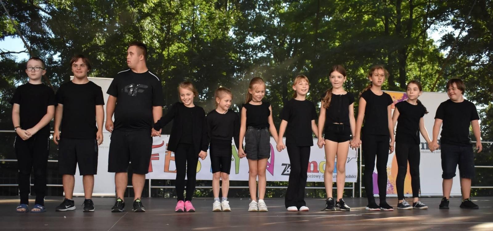 Zdjęcie w galerii na portalu naszraciborz.pl: Koła zainteresowań działające przy Młodzieżowym Domu Kultury zaprezentowały się na raciborskim zamku wiadomości z regionu