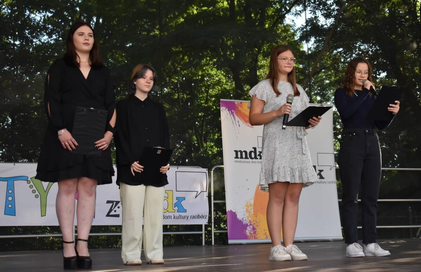 Zdjęcie w galerii na portalu naszraciborz.pl: Koła zainteresowań działające przy Młodzieżowym Domu Kultury zaprezentowały się na raciborskim zamku wiadomości z regionu