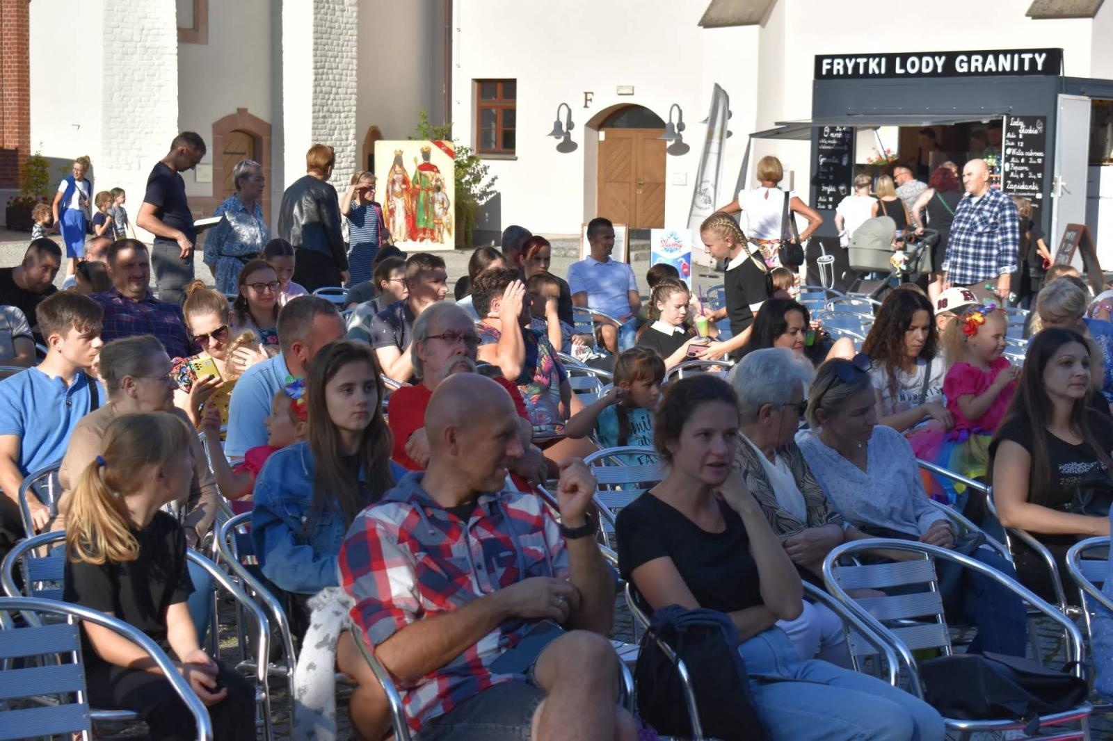 Zdjęcie w galerii na portalu naszraciborz.pl: Koła zainteresowań działające przy Młodzieżowym Domu Kultury zaprezentowały się na raciborskim zamku wiadomości z regionu