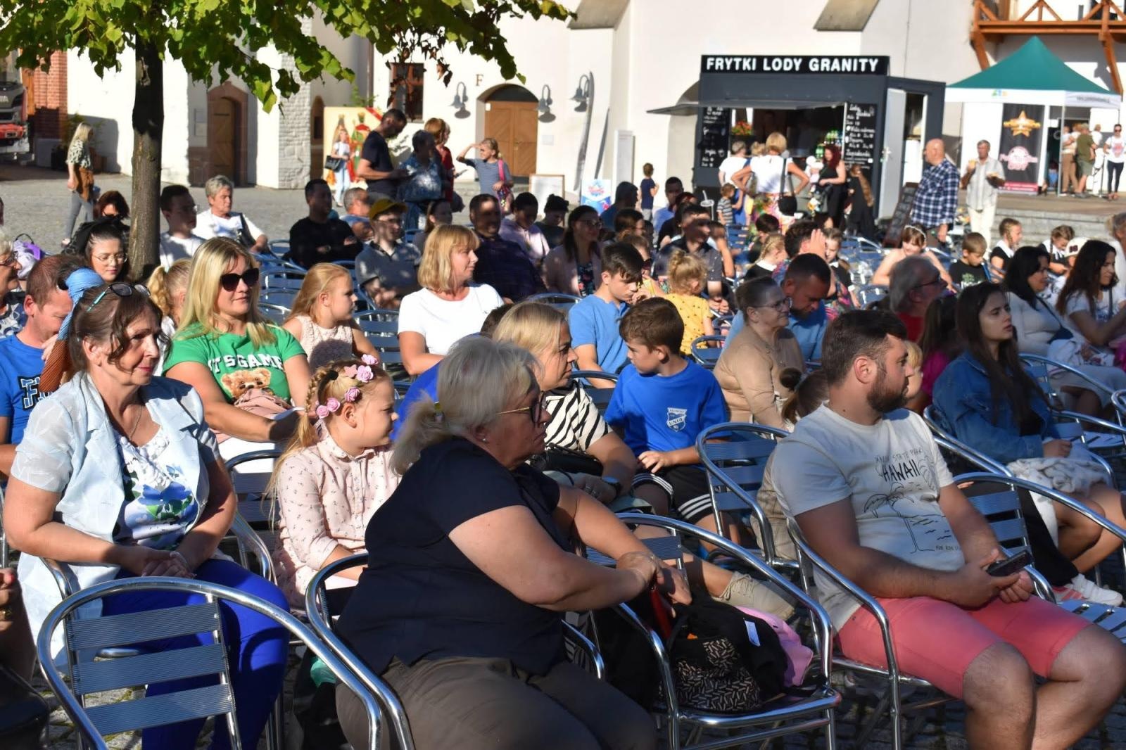 Zdjęcie w galerii na portalu naszraciborz.pl: Koła zainteresowań działające przy Młodzieżowym Domu Kultury zaprezentowały się na raciborskim zamku wiadomości z regionu