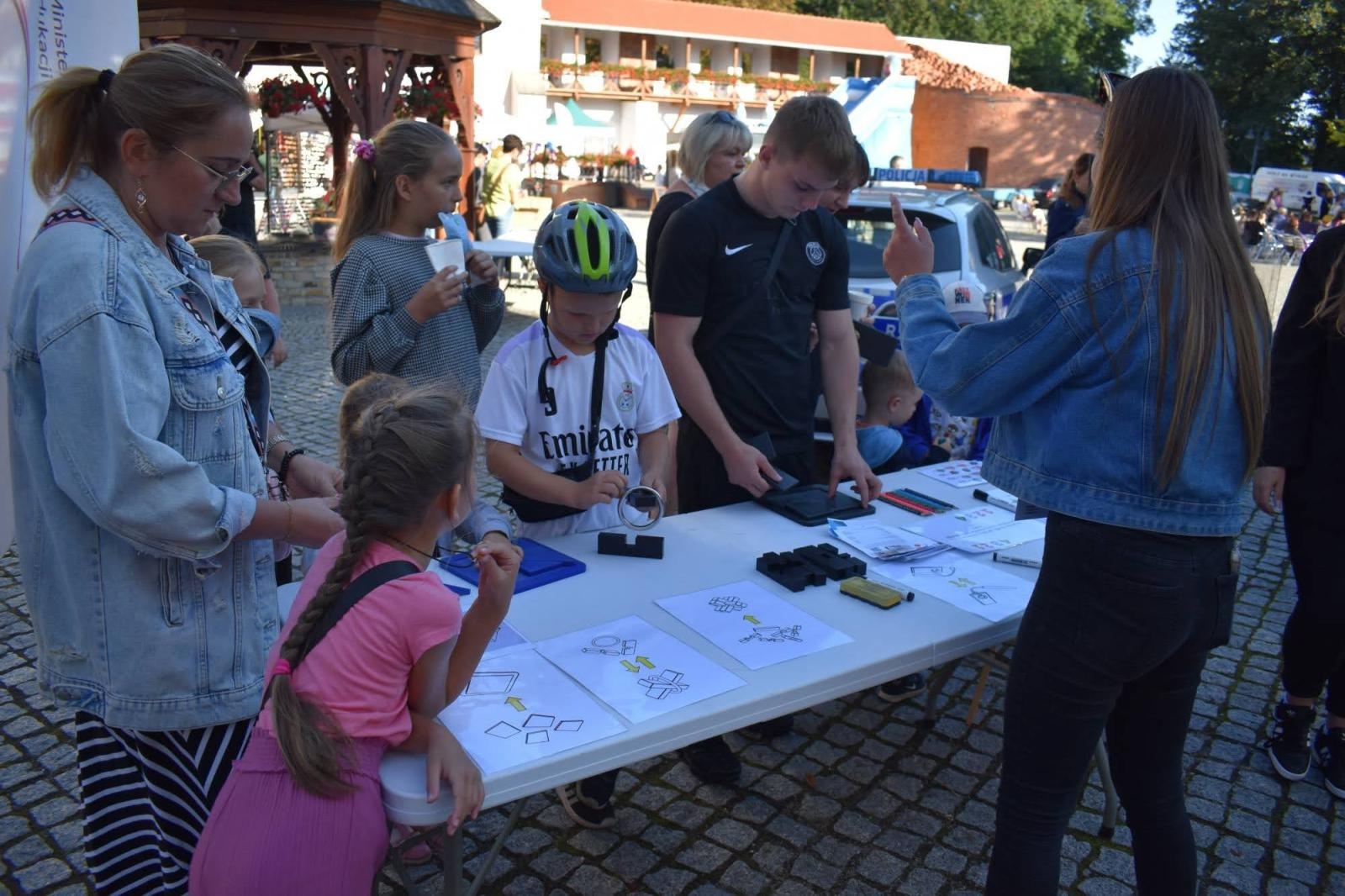 Zdjęcie w galerii na portalu naszraciborz.pl: Koła zainteresowań działające przy Młodzieżowym Domu Kultury zaprezentowały się na raciborskim zamku wiadomości z regionu