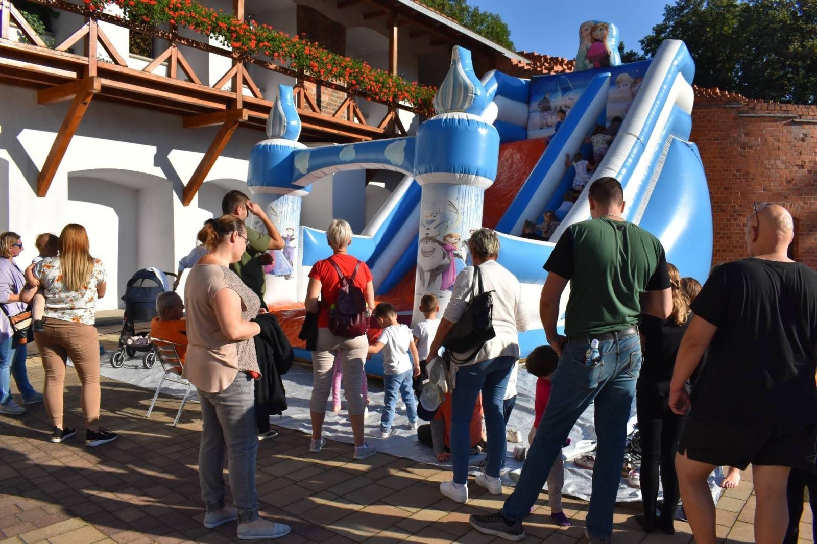 Zdjęcie w galerii na portalu naszraciborz.pl: Koła zainteresowań działające przy Młodzieżowym Domu Kultury zaprezentowały się na raciborskim zamku wiadomości z regionu