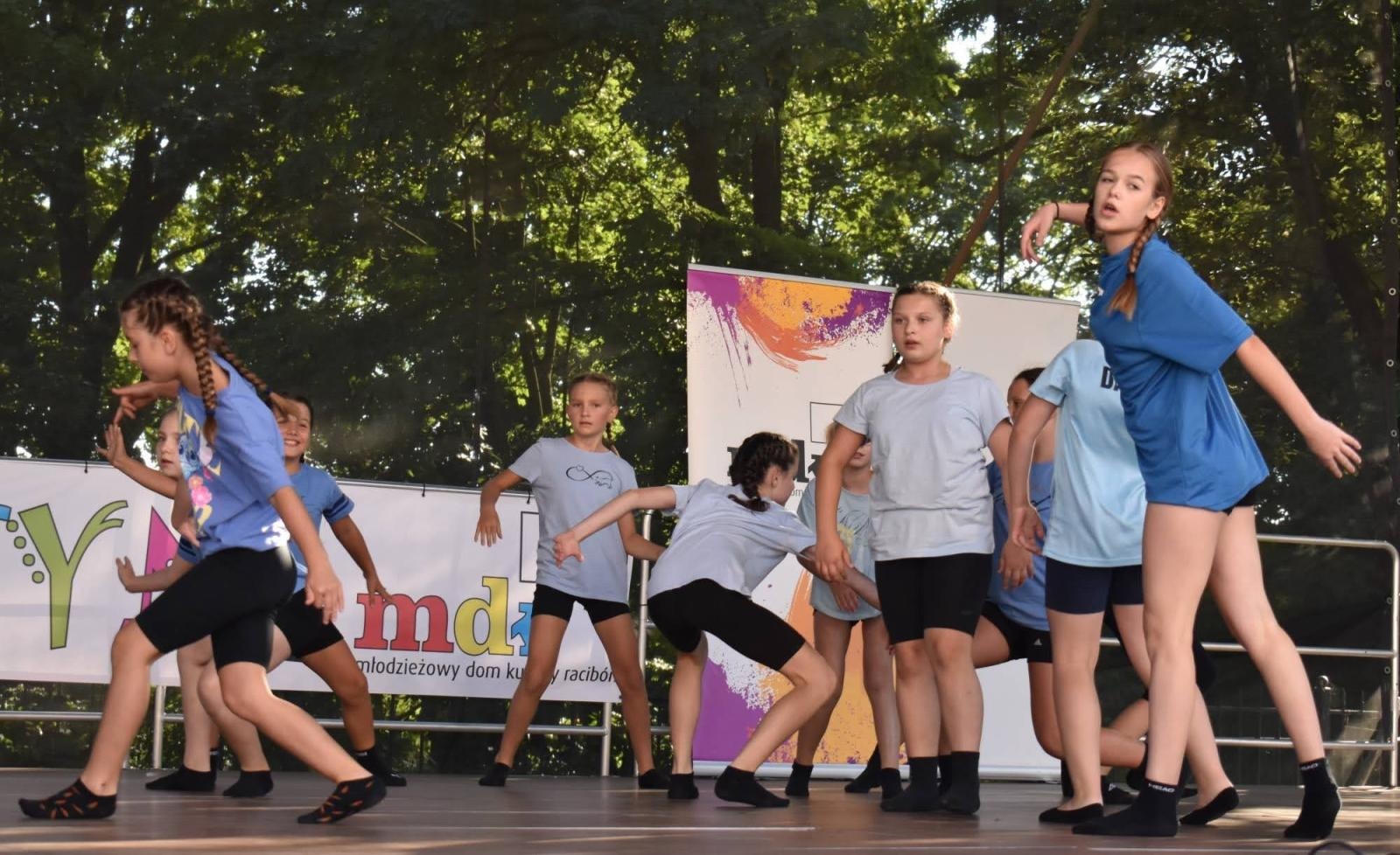 Zdjęcie w galerii na portalu naszraciborz.pl: Koła zainteresowań działające przy Młodzieżowym Domu Kultury zaprezentowały się na raciborskim zamku wiadomości z regionu