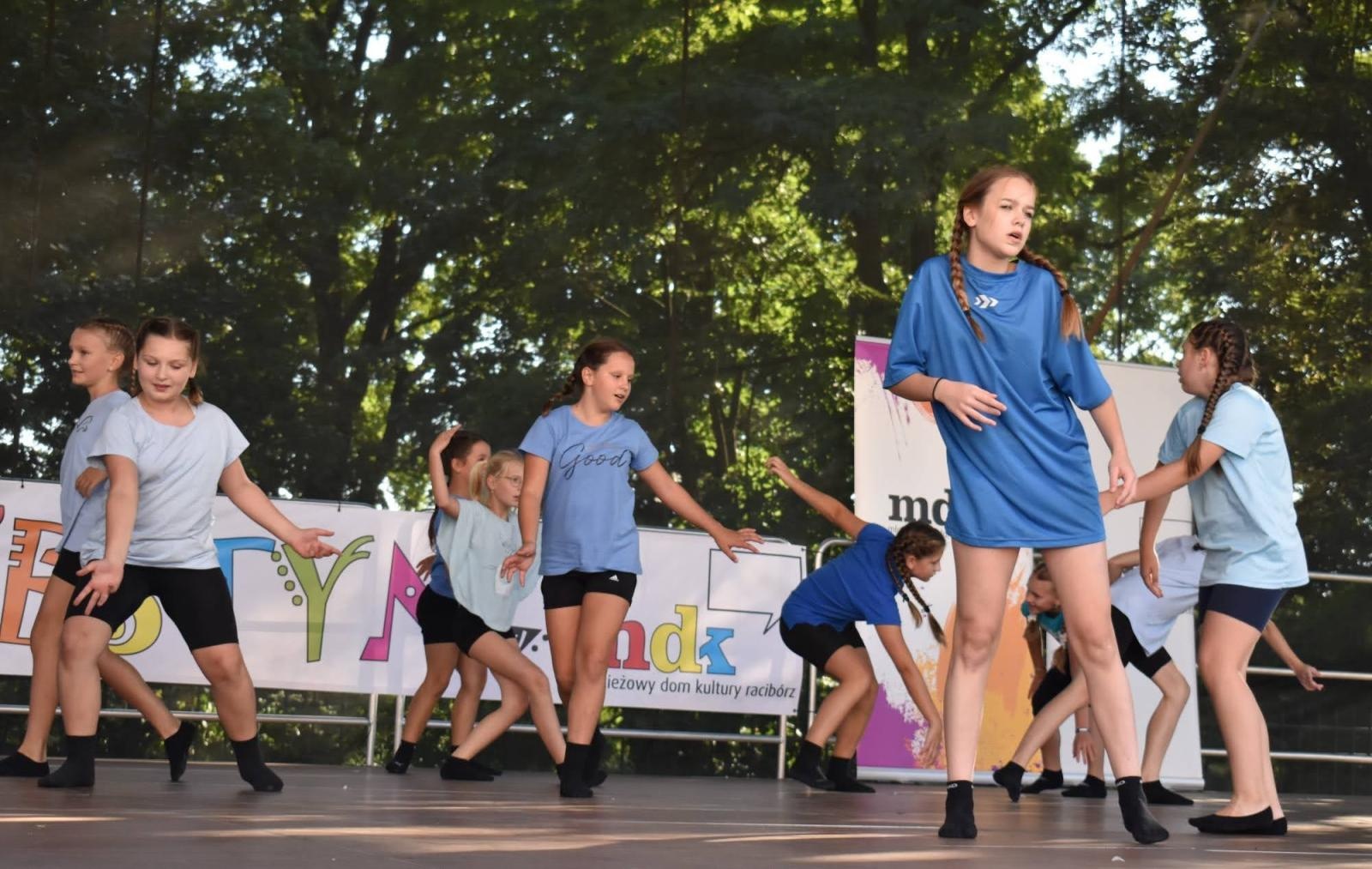 Zdjęcie w galerii na portalu naszraciborz.pl: Koła zainteresowań działające przy Młodzieżowym Domu Kultury zaprezentowały się na raciborskim zamku wiadomości z regionu