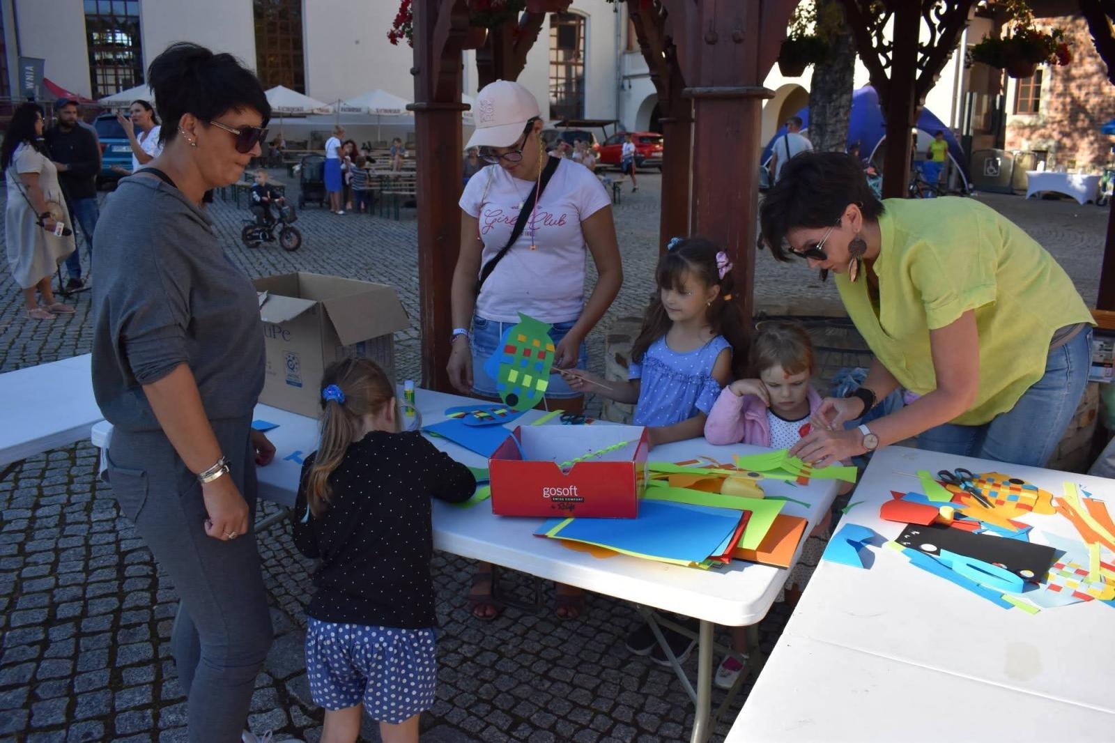 Zdjęcie w galerii na portalu naszraciborz.pl: Koła zainteresowań działające przy Młodzieżowym Domu Kultury zaprezentowały się na raciborskim zamku wiadomości z regionu