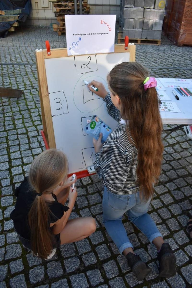 Zdjęcie w galerii na portalu naszraciborz.pl: Koła zainteresowań działające przy Młodzieżowym Domu Kultury zaprezentowały się na raciborskim zamku wiadomości z regionu