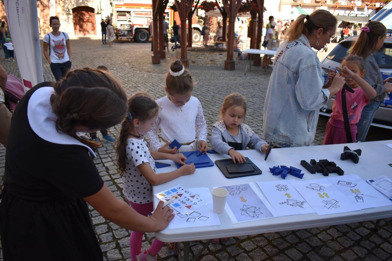 Zdjęcie w galerii na portalu naszraciborz.pl: Koła zainteresowań działające przy Młodzieżowym Domu Kultury zaprezentowały się na raciborskim zamku wiadomości z regionu