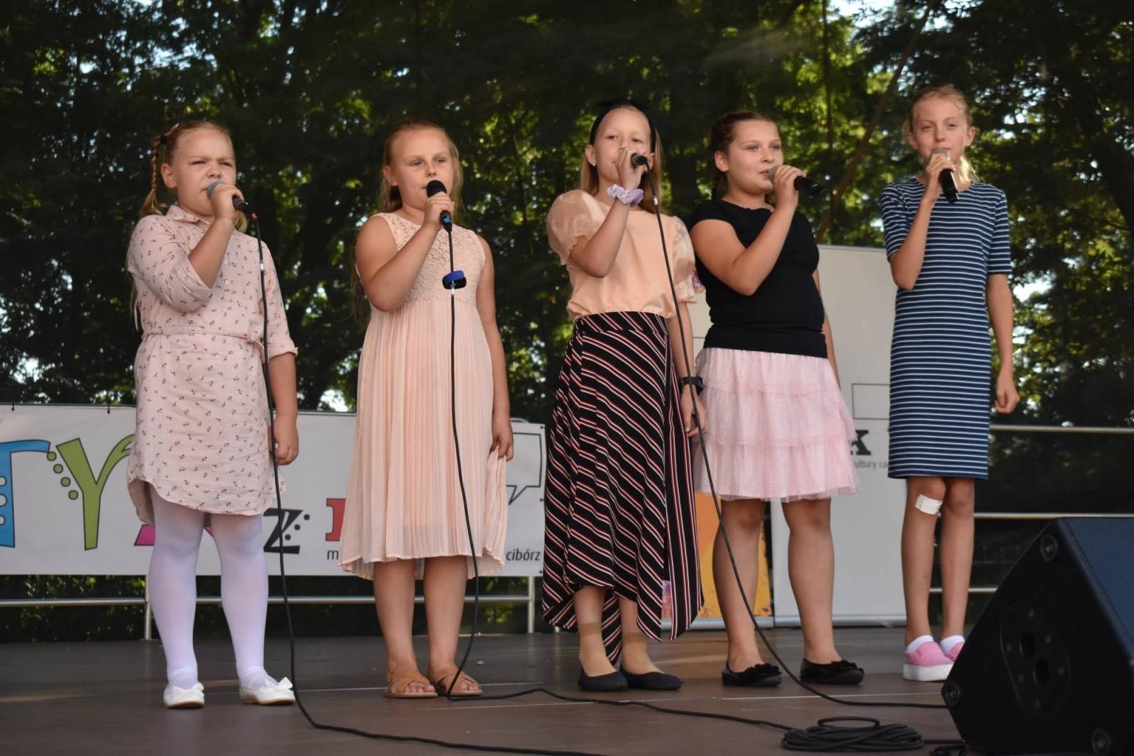 Zdjęcie w galerii na portalu naszraciborz.pl: Koła zainteresowań działające przy Młodzieżowym Domu Kultury zaprezentowały się na raciborskim zamku wiadomości z regionu