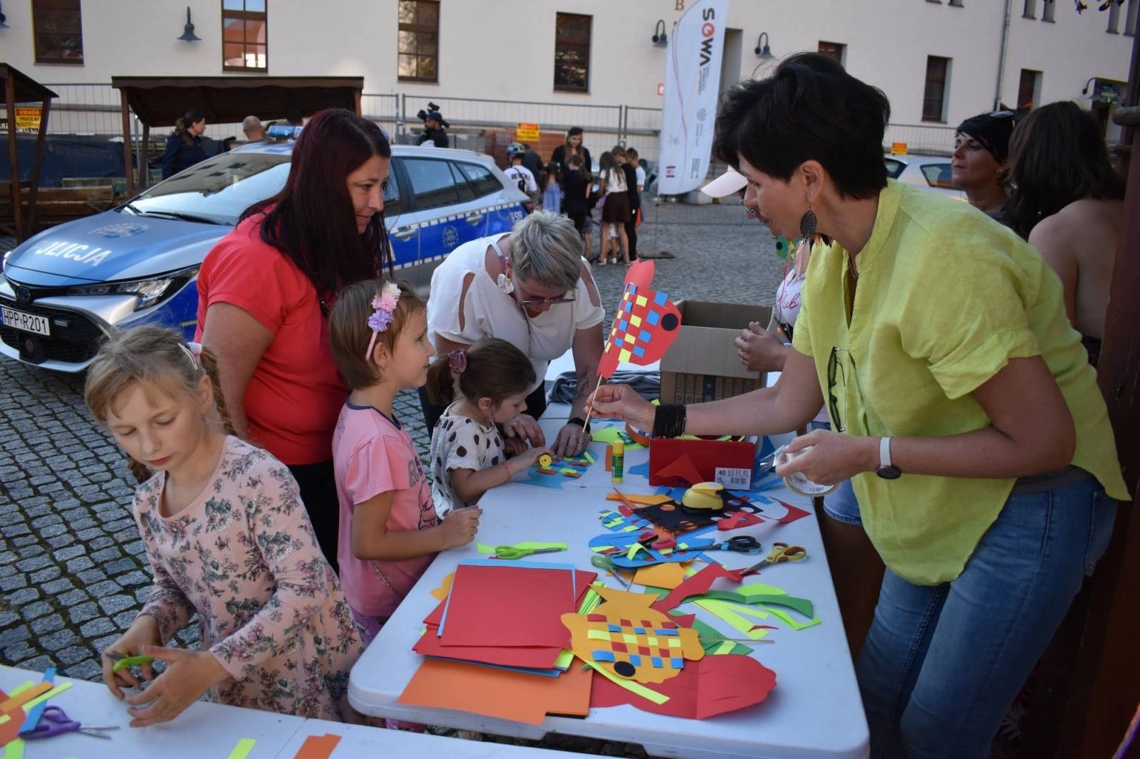 Zdjęcie w galerii na portalu naszraciborz.pl: Koła zainteresowań działające przy Młodzieżowym Domu Kultury zaprezentowały się na raciborskim zamku wiadomości z regionu