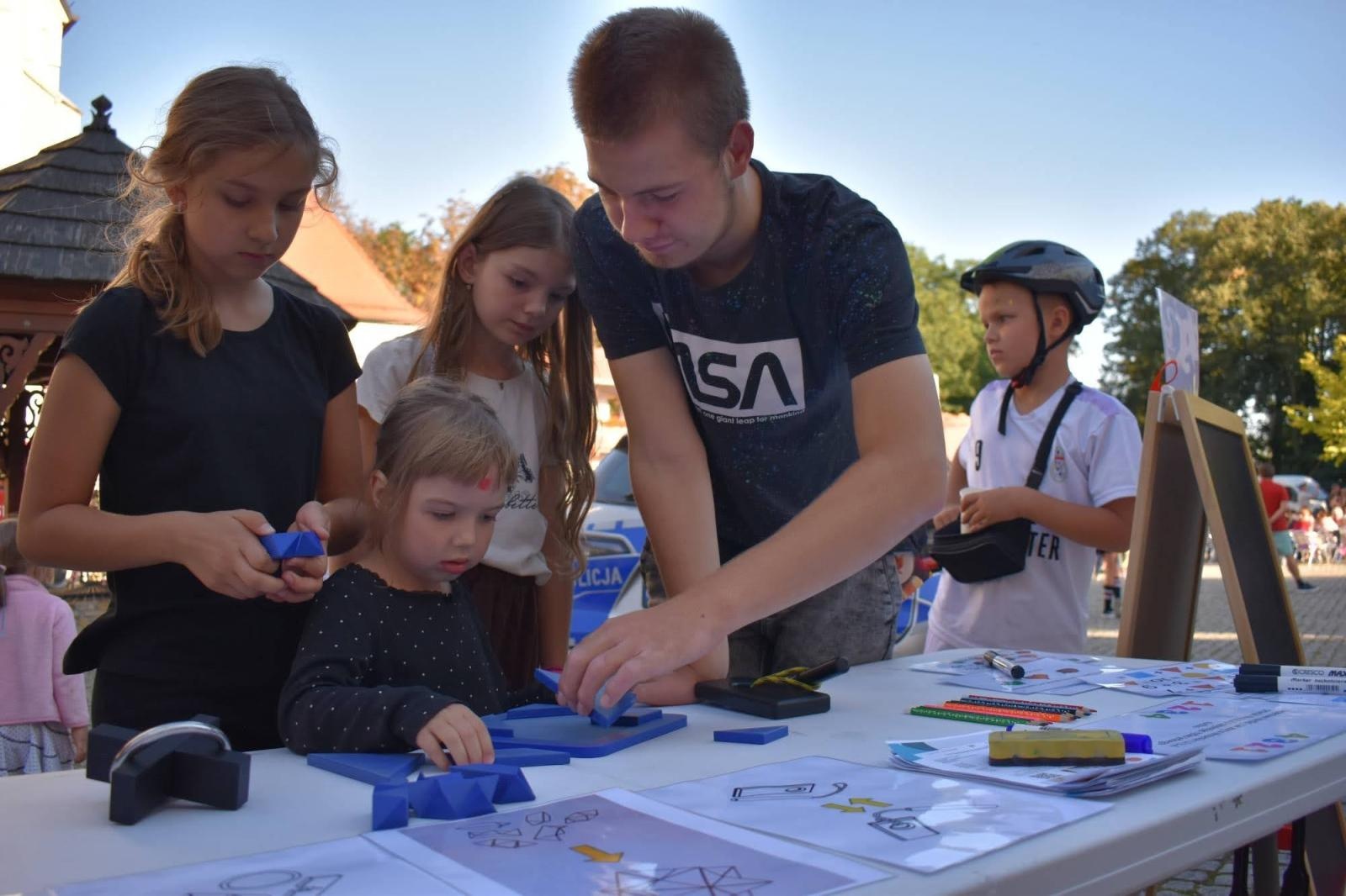 Zdjęcie w galerii na portalu naszraciborz.pl: Koła zainteresowań działające przy Młodzieżowym Domu Kultury zaprezentowały się na raciborskim zamku wiadomości z regionu