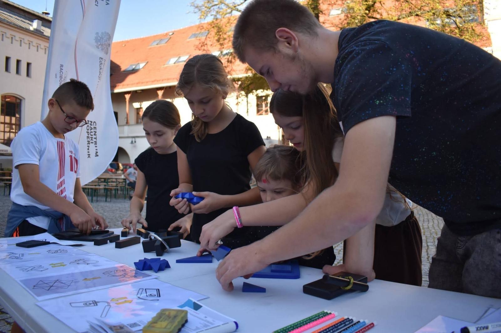 Zdjęcie w galerii na portalu naszraciborz.pl: Koła zainteresowań działające przy Młodzieżowym Domu Kultury zaprezentowały się na raciborskim zamku wiadomości z regionu