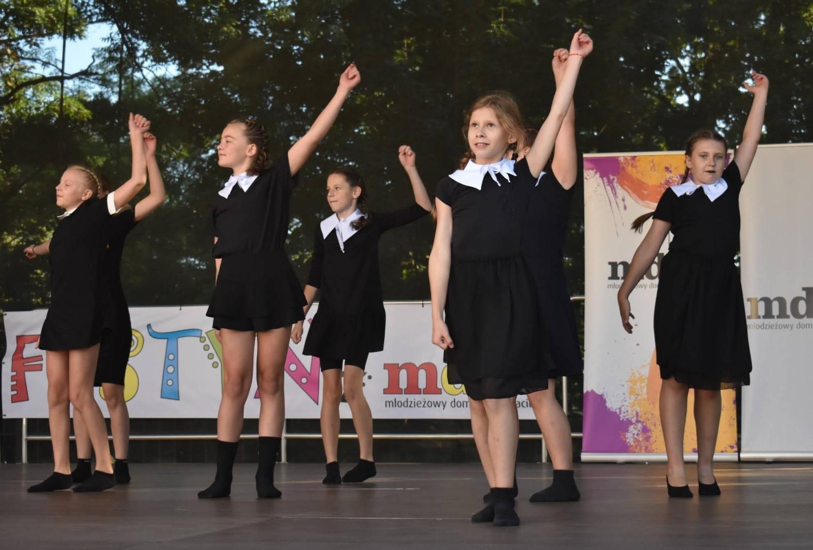 Zdjęcie w galerii na portalu naszraciborz.pl: Koła zainteresowań działające przy Młodzieżowym Domu Kultury zaprezentowały się na raciborskim zamku wiadomości z regionu