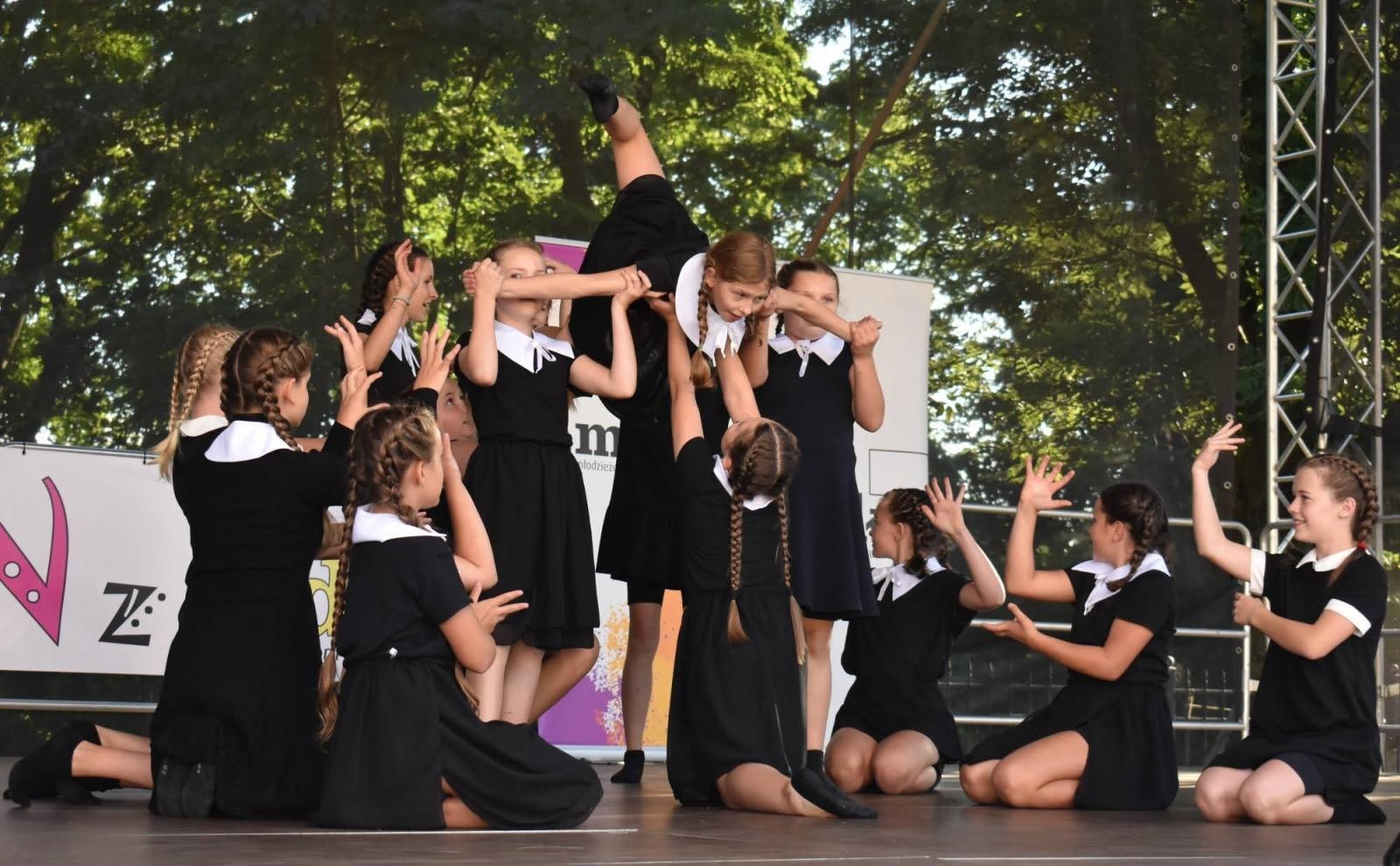 Zdjęcie w galerii na portalu naszraciborz.pl: Koła zainteresowań działające przy Młodzieżowym Domu Kultury zaprezentowały się na raciborskim zamku wiadomości z regionu