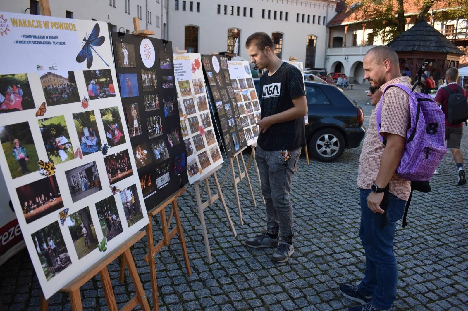 Zdjęcie w galerii na portalu naszraciborz.pl: Koła zainteresowań działające przy Młodzieżowym Domu Kultury zaprezentowały się na raciborskim zamku wiadomości z regionu