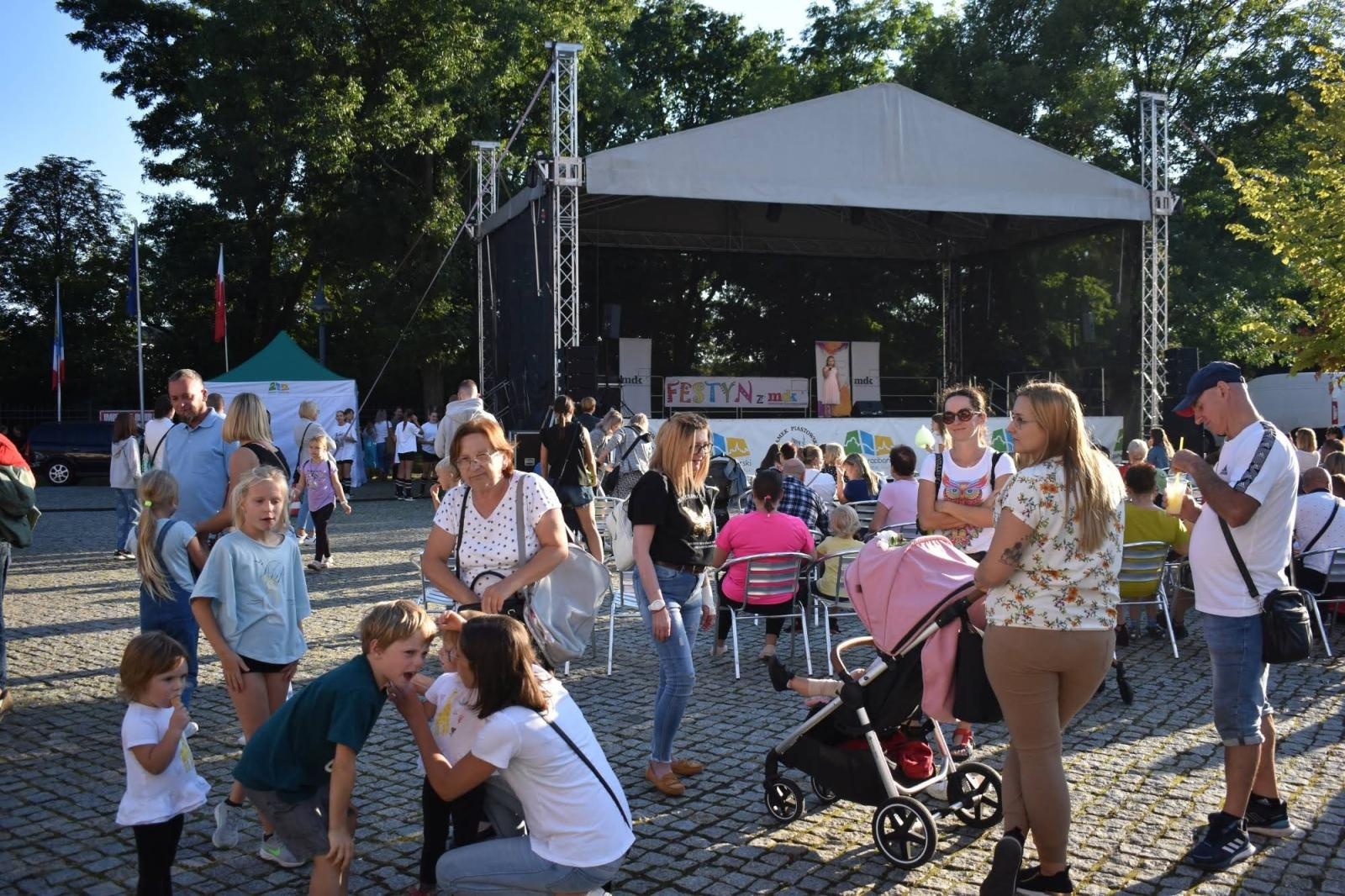 Zdjęcie w galerii na portalu naszraciborz.pl: Koła zainteresowań działające przy Młodzieżowym Domu Kultury zaprezentowały się na raciborskim zamku wiadomości z regionu