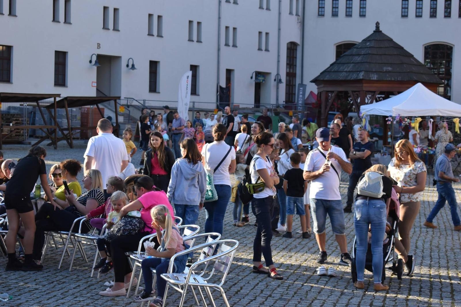 Zdjęcie w galerii na portalu naszraciborz.pl: Koła zainteresowań działające przy Młodzieżowym Domu Kultury zaprezentowały się na raciborskim zamku wiadomości z regionu