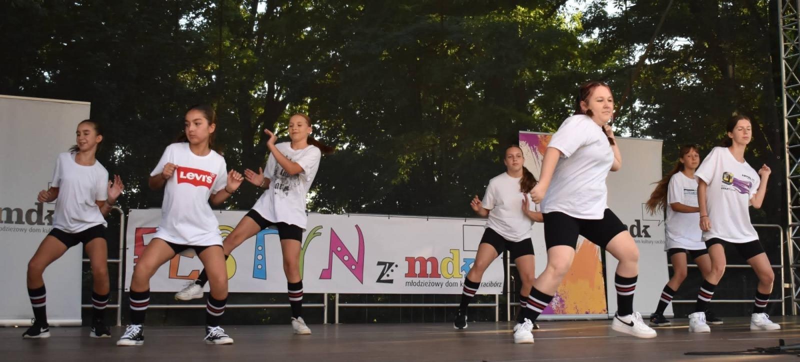 Zdjęcie w galerii na portalu naszraciborz.pl: Koła zainteresowań działające przy Młodzieżowym Domu Kultury zaprezentowały się na raciborskim zamku wiadomości z regionu