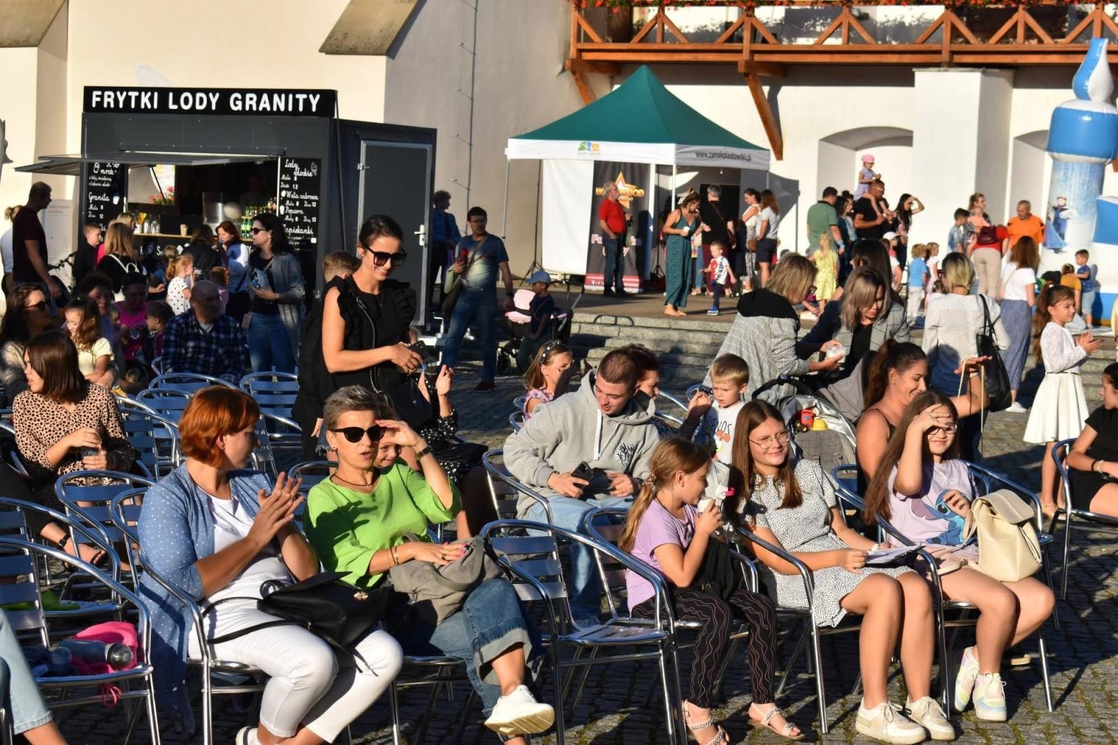 Zdjęcie w galerii na portalu naszraciborz.pl: Koła zainteresowań działające przy Młodzieżowym Domu Kultury zaprezentowały się na raciborskim zamku wiadomości z regionu