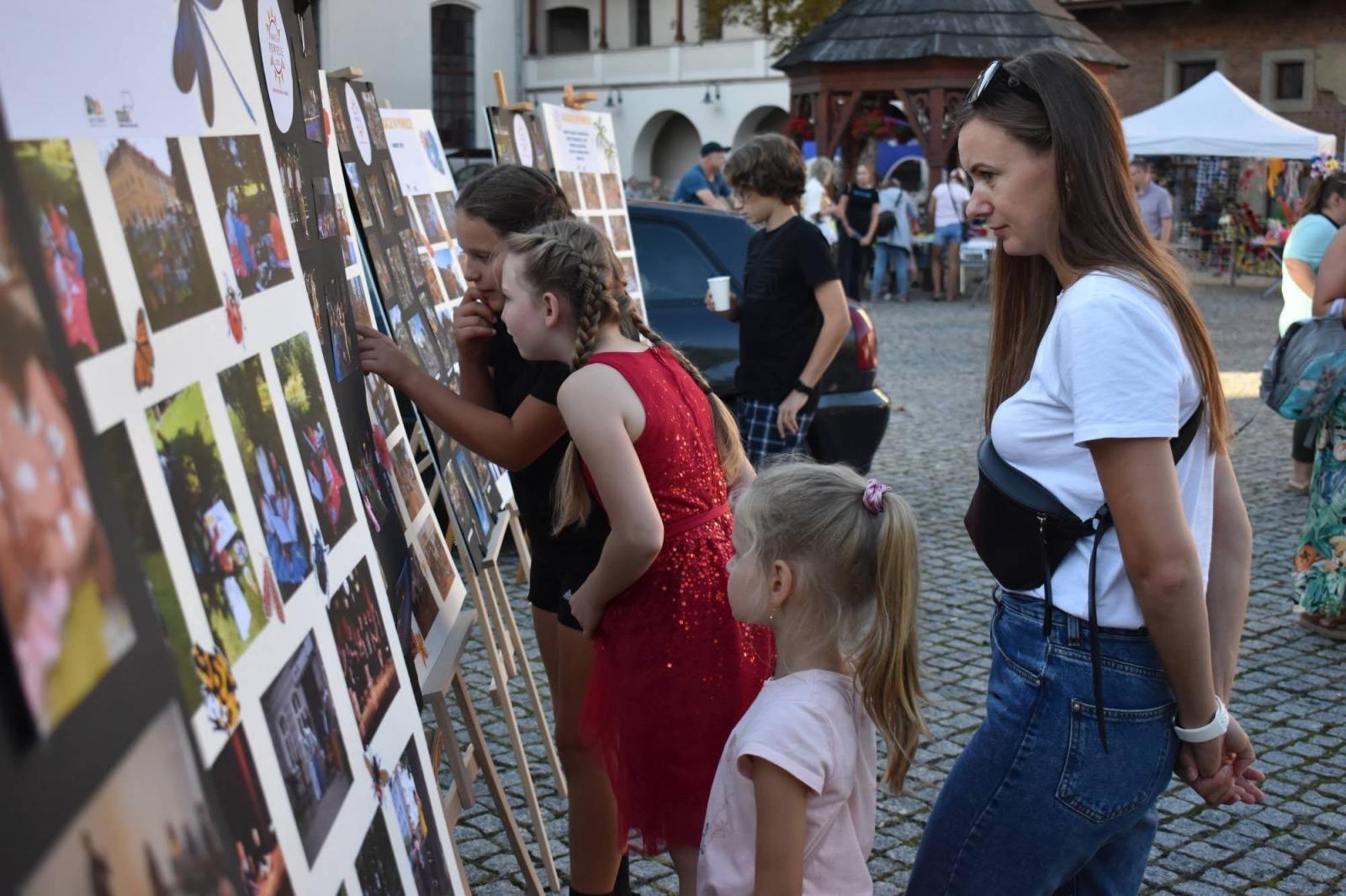 Zdjęcie w galerii na portalu naszraciborz.pl: Koła zainteresowań działające przy Młodzieżowym Domu Kultury zaprezentowały się na raciborskim zamku wiadomości z regionu