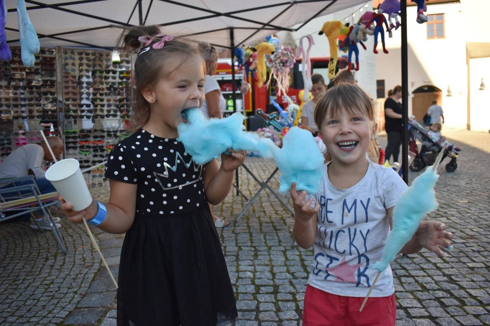 Zdjęcie w galerii na portalu naszraciborz.pl: Koła zainteresowań działające przy Młodzieżowym Domu Kultury zaprezentowały się na raciborskim zamku wiadomości z regionu