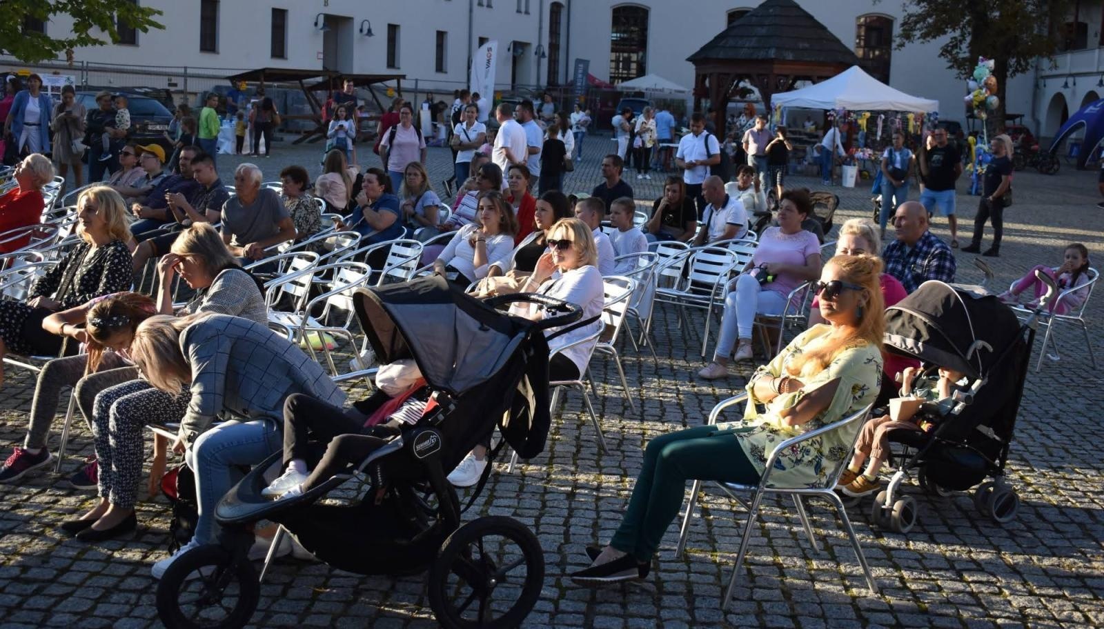 Zdjęcie w galerii na portalu naszraciborz.pl: Koła zainteresowań działające przy Młodzieżowym Domu Kultury zaprezentowały się na raciborskim zamku wiadomości z regionu