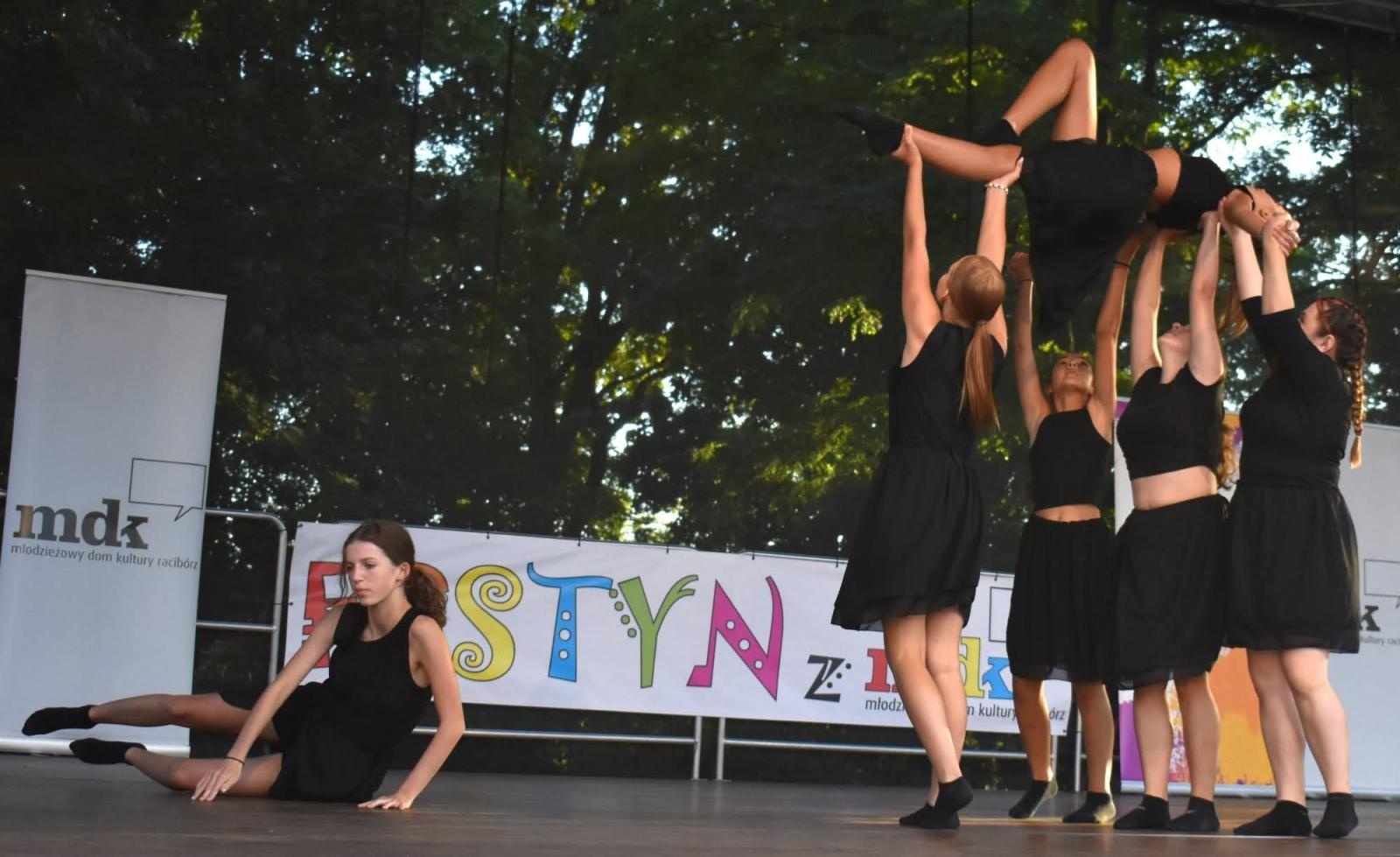 Zdjęcie w galerii na portalu naszraciborz.pl: Koła zainteresowań działające przy Młodzieżowym Domu Kultury zaprezentowały się na raciborskim zamku wiadomości z regionu