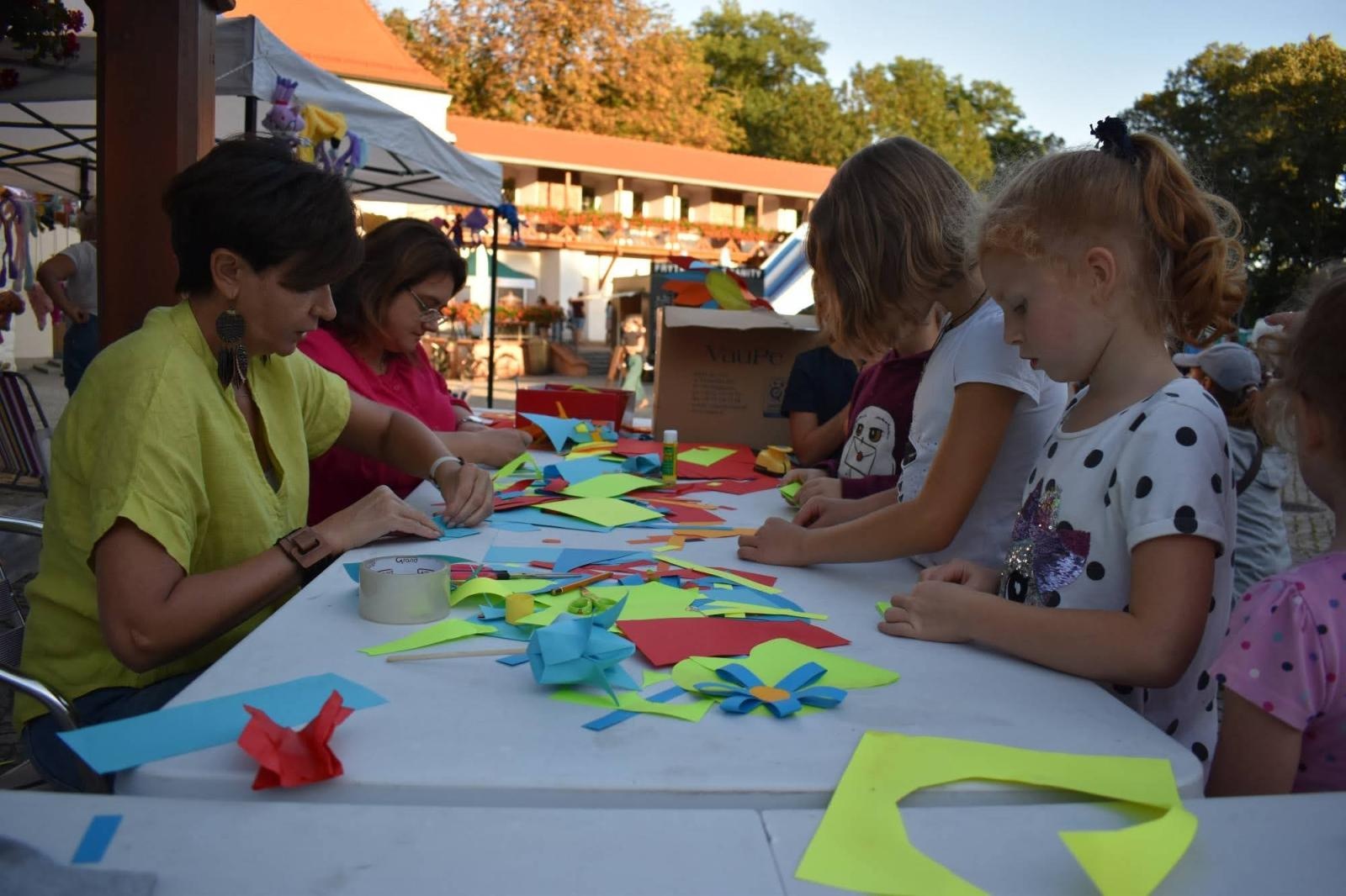 Zdjęcie w galerii na portalu naszraciborz.pl: Koła zainteresowań działające przy Młodzieżowym Domu Kultury zaprezentowały się na raciborskim zamku wiadomości z regionu