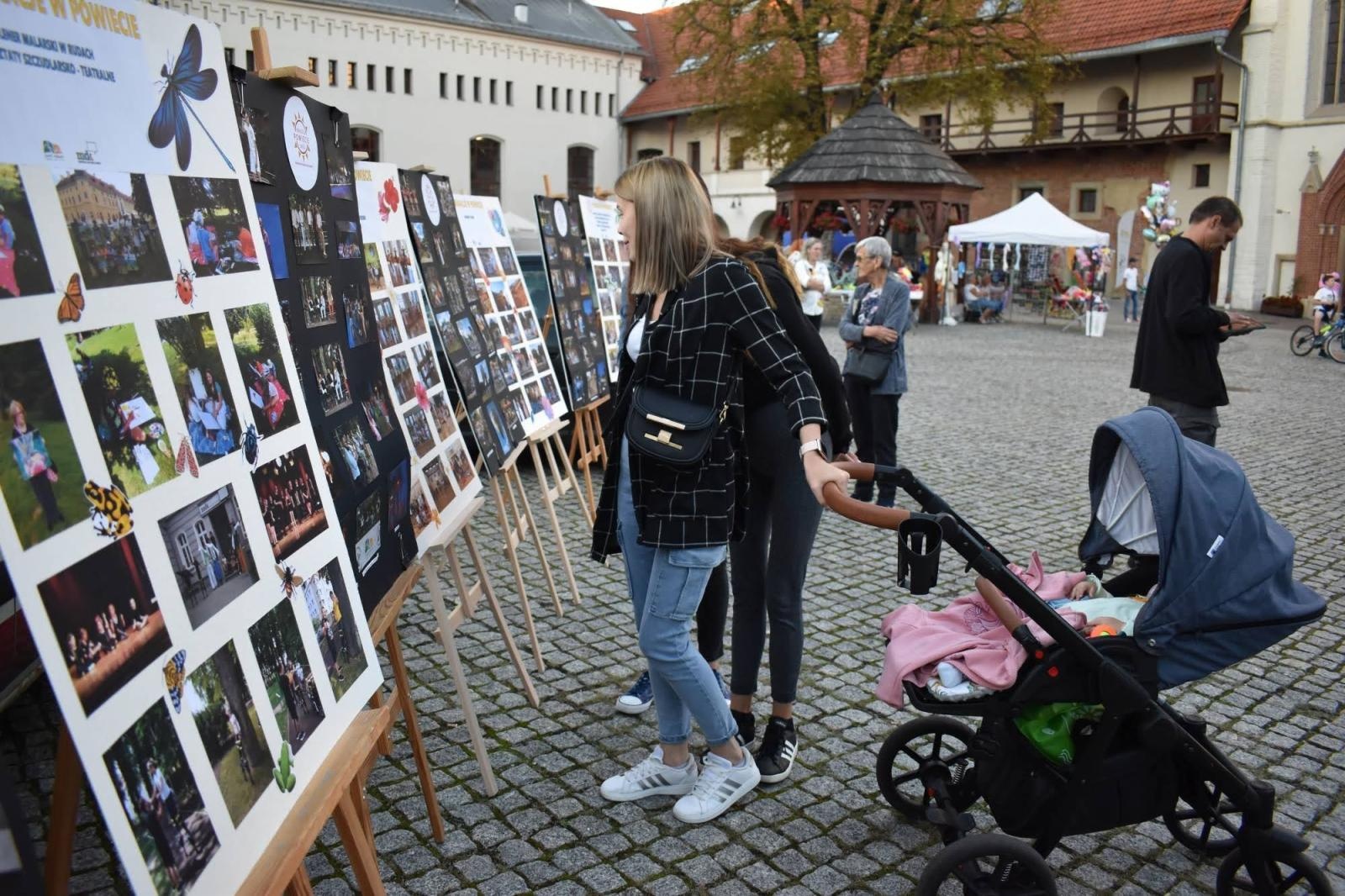 Zdjęcie w galerii na portalu naszraciborz.pl: Koła zainteresowań działające przy Młodzieżowym Domu Kultury zaprezentowały się na raciborskim zamku wiadomości z regionu