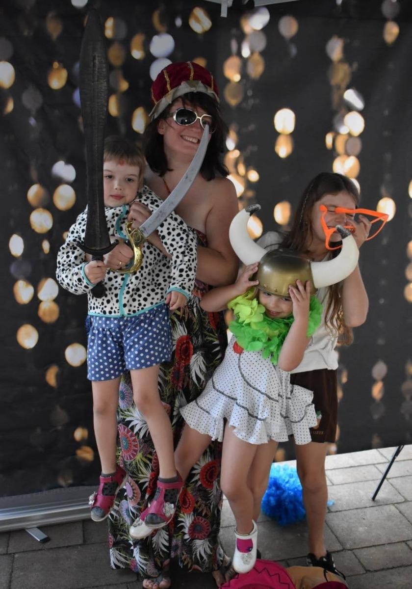 Zdjęcie w galerii na portalu naszraciborz.pl: Koła zainteresowań działające przy Młodzieżowym Domu Kultury zaprezentowały się na raciborskim zamku wiadomości z regionu