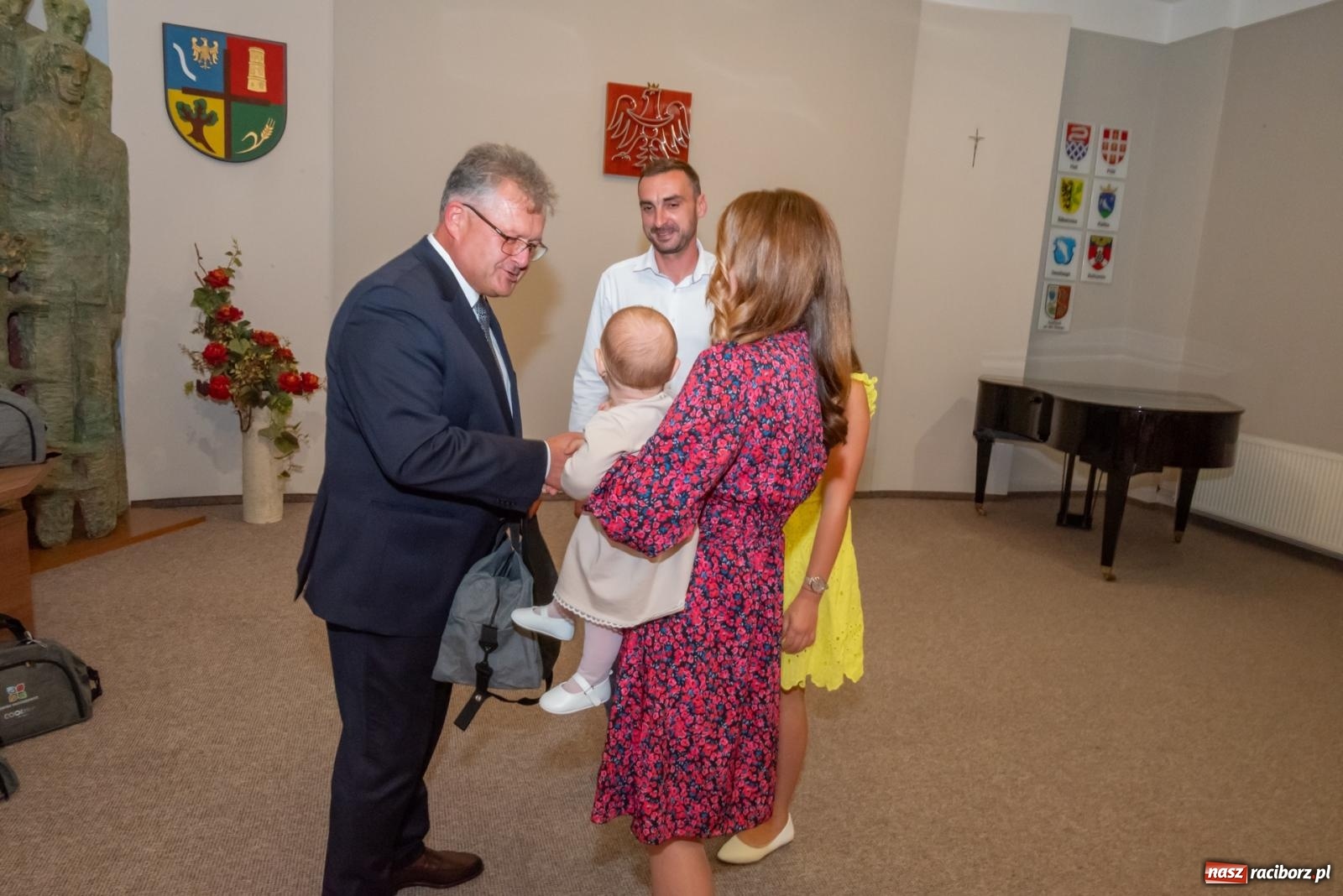 Zdjęcie w galerii na portalu naszraciborz.pl: W Krzyżanowicach przywitano najmłodszych mieszkańców gminy wiadomości z regionu