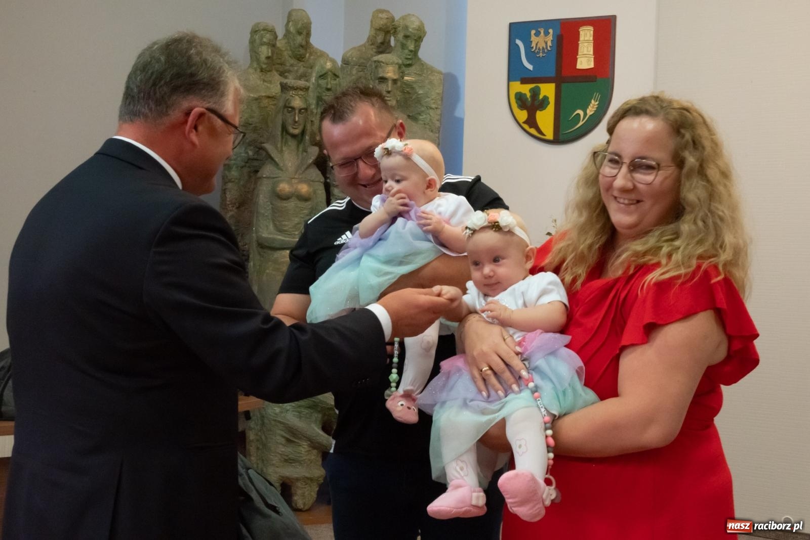 Zdjęcie w galerii na portalu naszraciborz.pl: W Krzyżanowicach przywitano najmłodszych mieszkańców gminy wiadomości z regionu